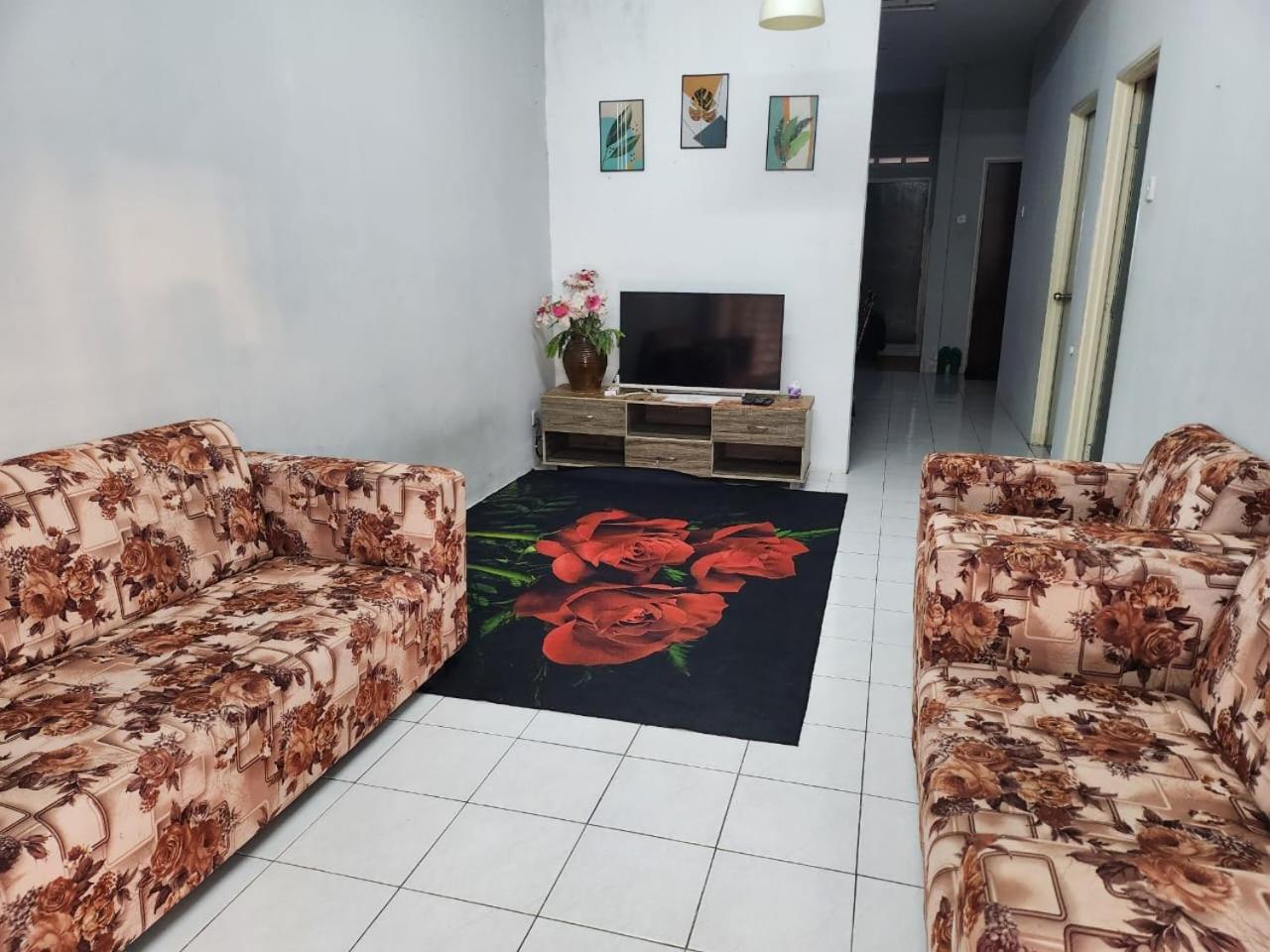 Three-Bedroom House photo 1
