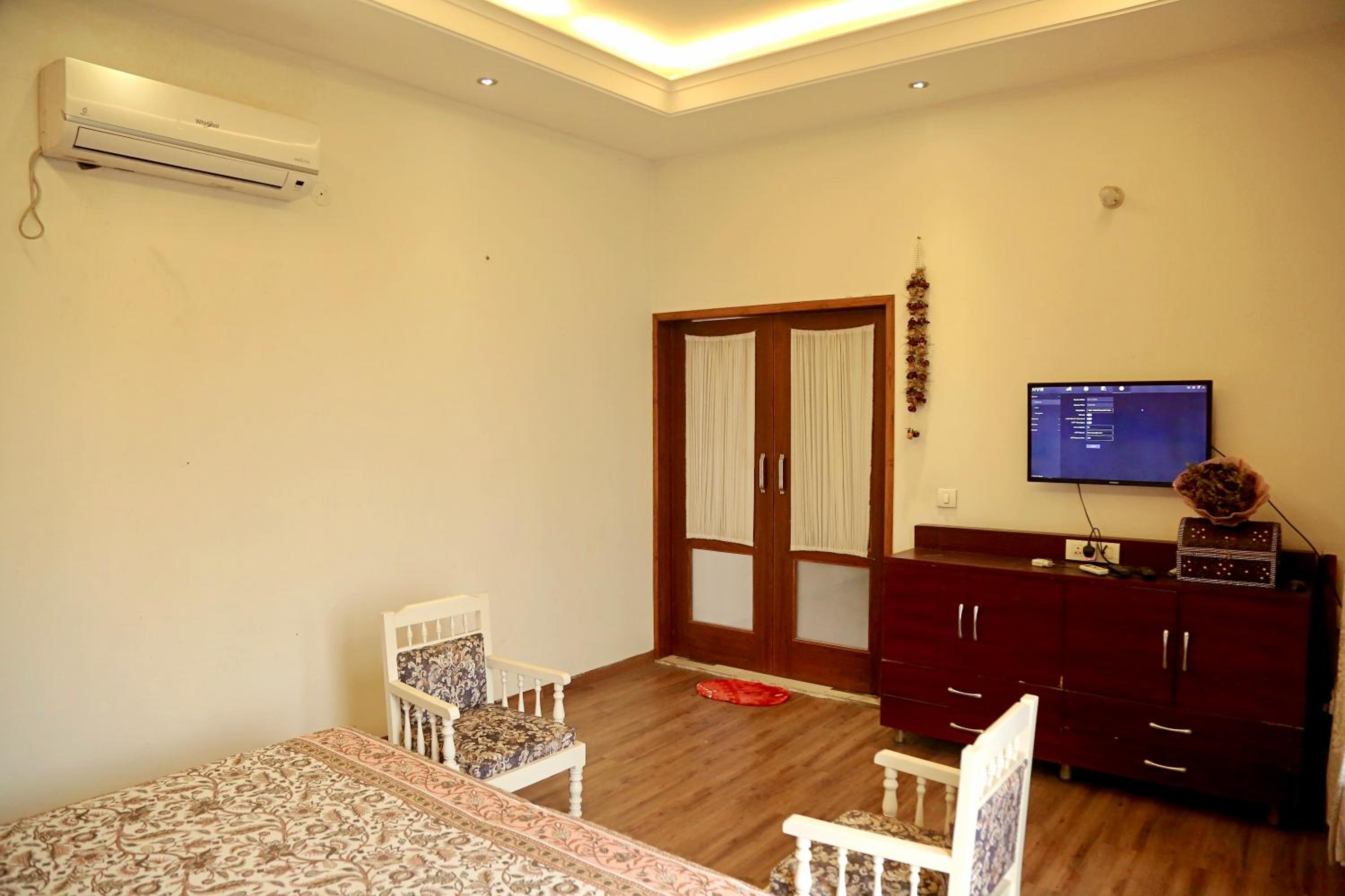 Deluxe Double Room with Balcony photo 2