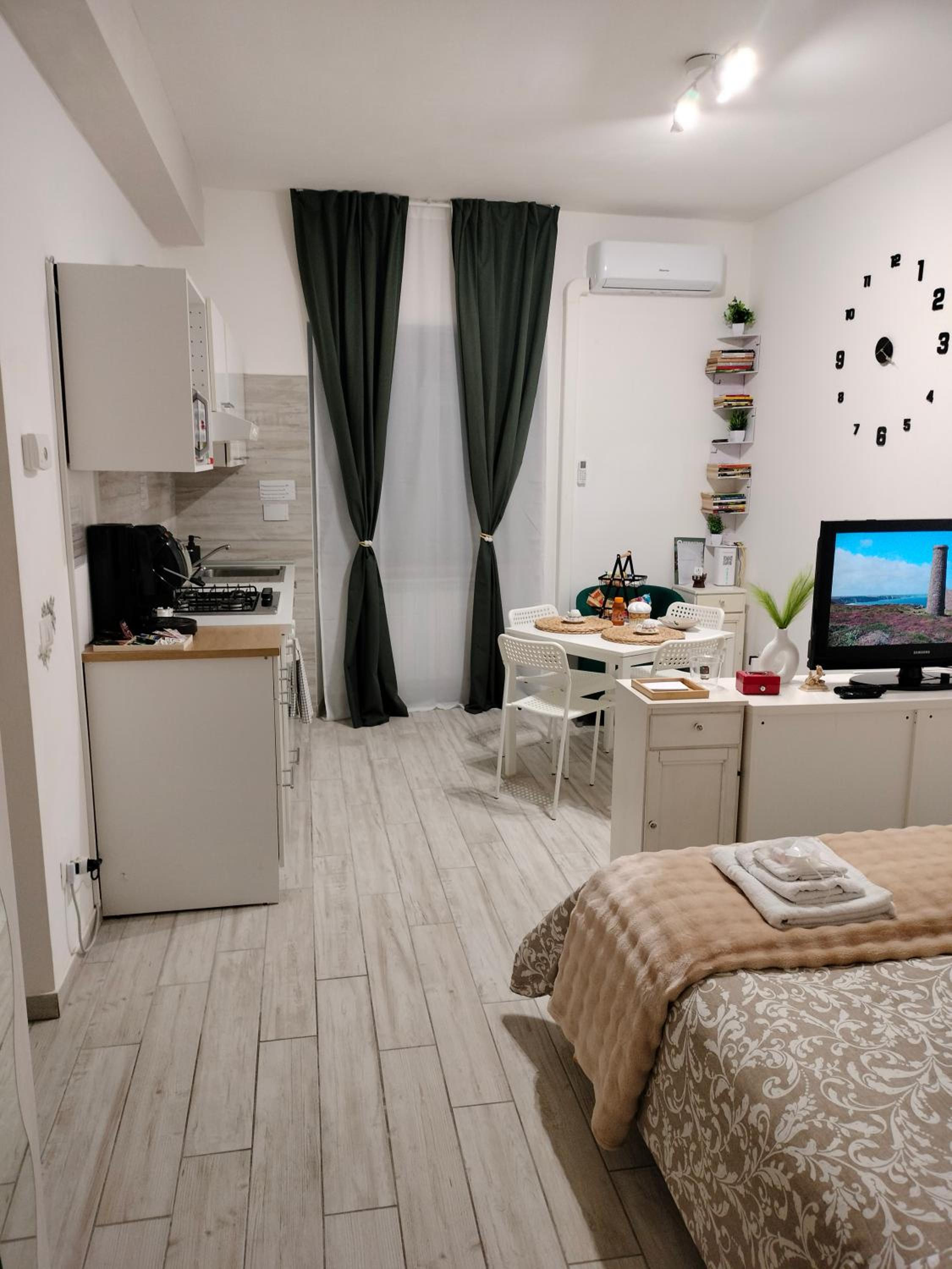 One-Bedroom Apartment photo 1