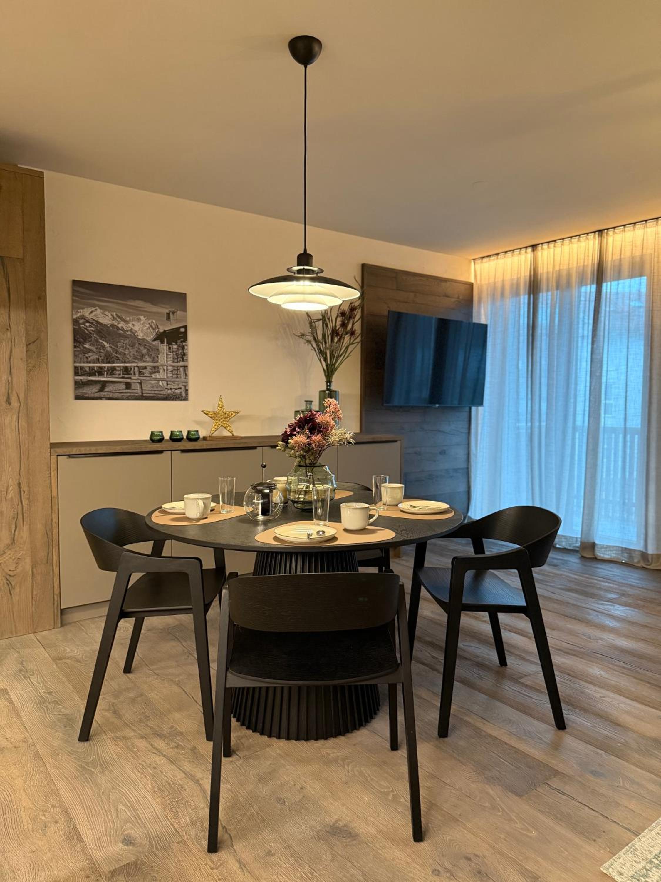 One-Bedroom Apartment with Balcony and Mountain View photo 3