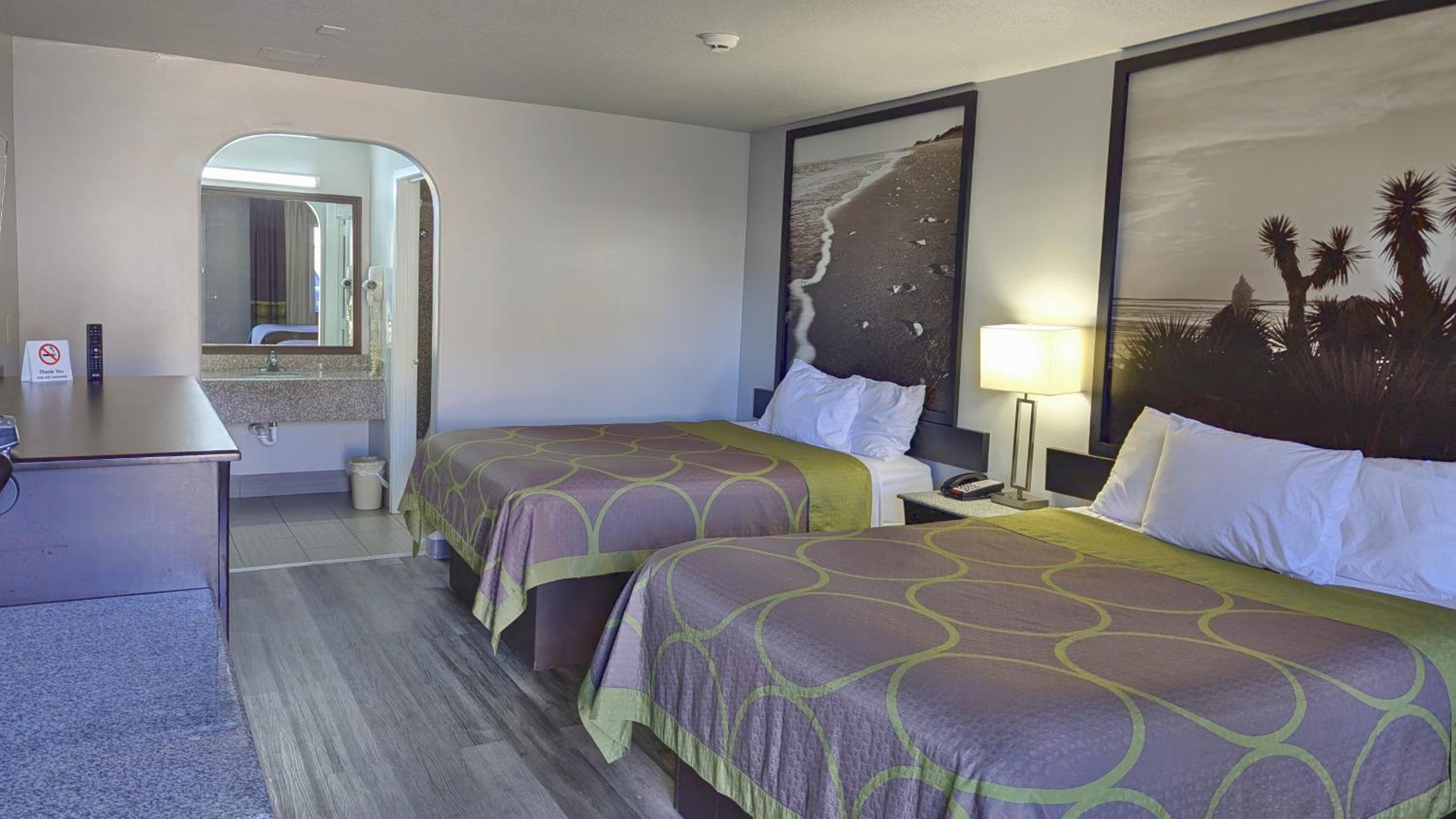 Queen Room With Two Queen Beds - Non-Smoking