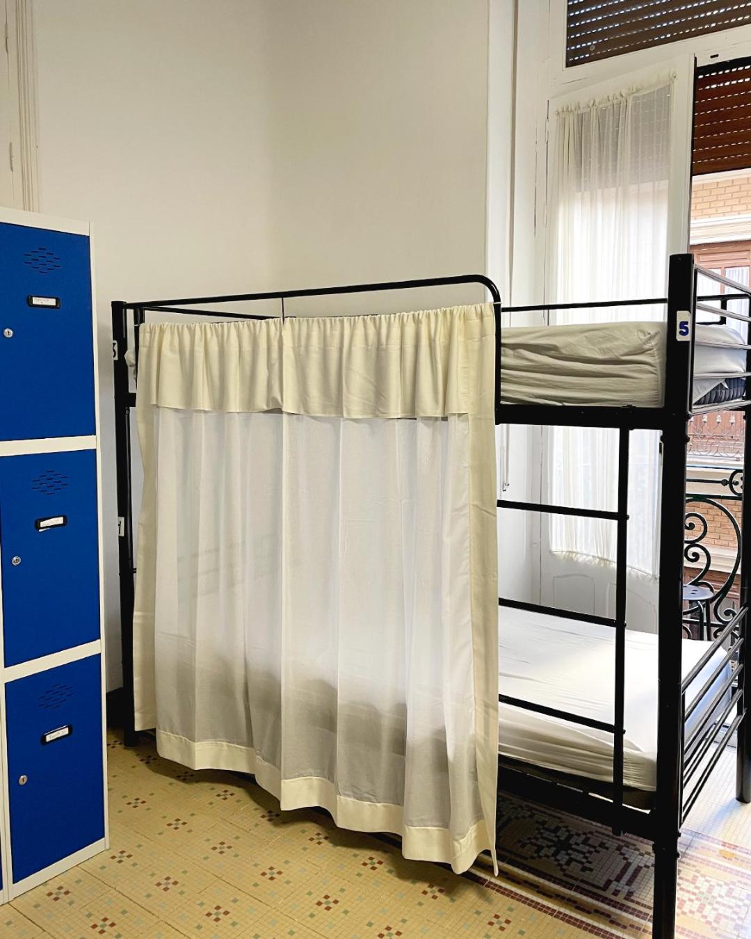 Habitación compartida mixta de 8 camas