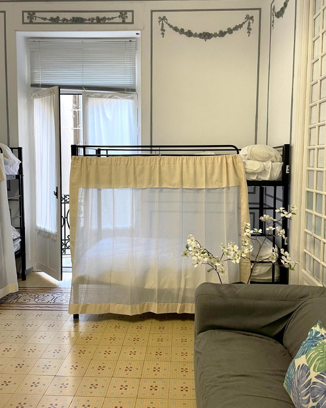 Dormitorio Compartido Mixto de 6 Camas
