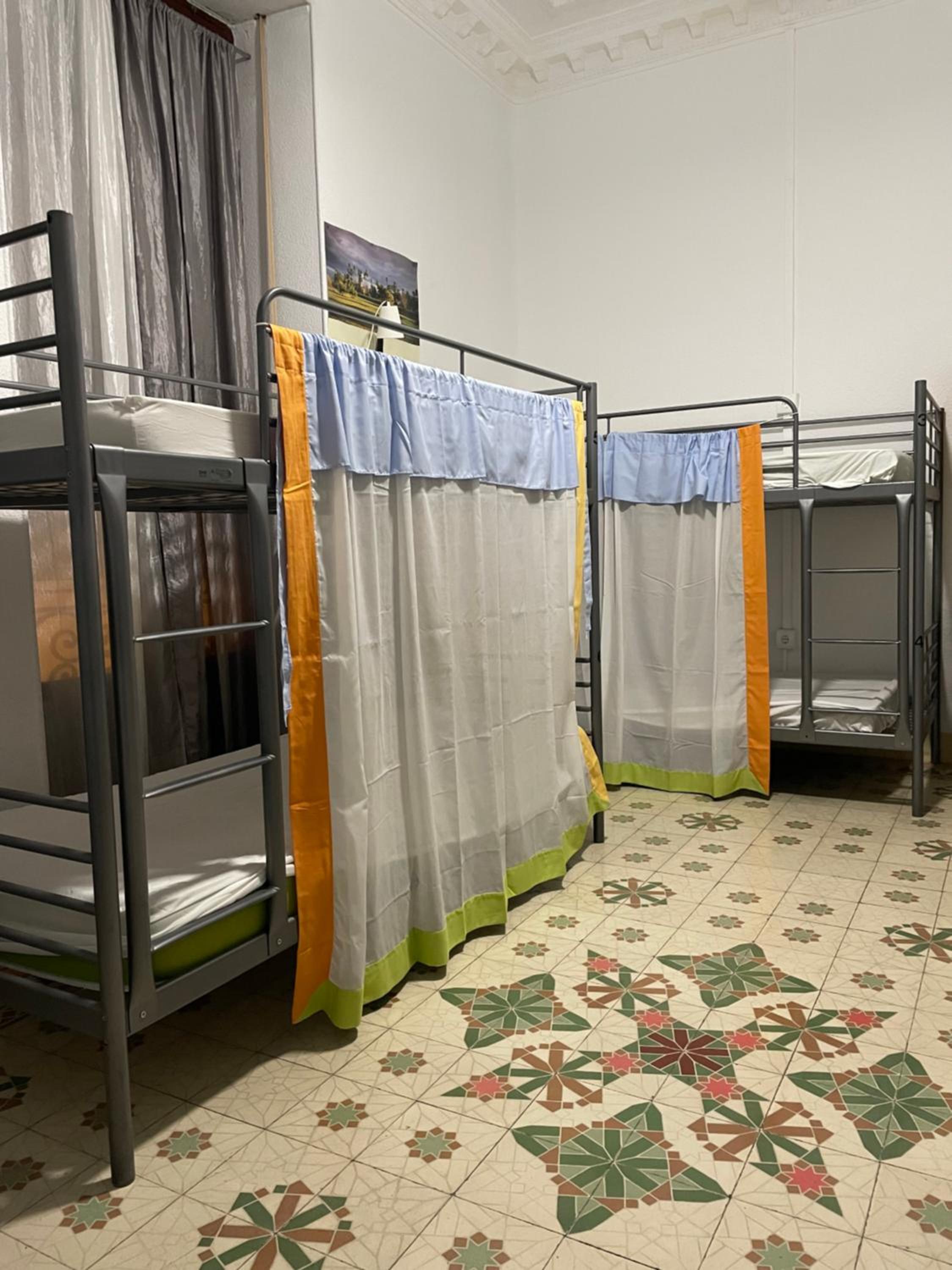 Cama individual en dormitorio compartido de 10 camas.