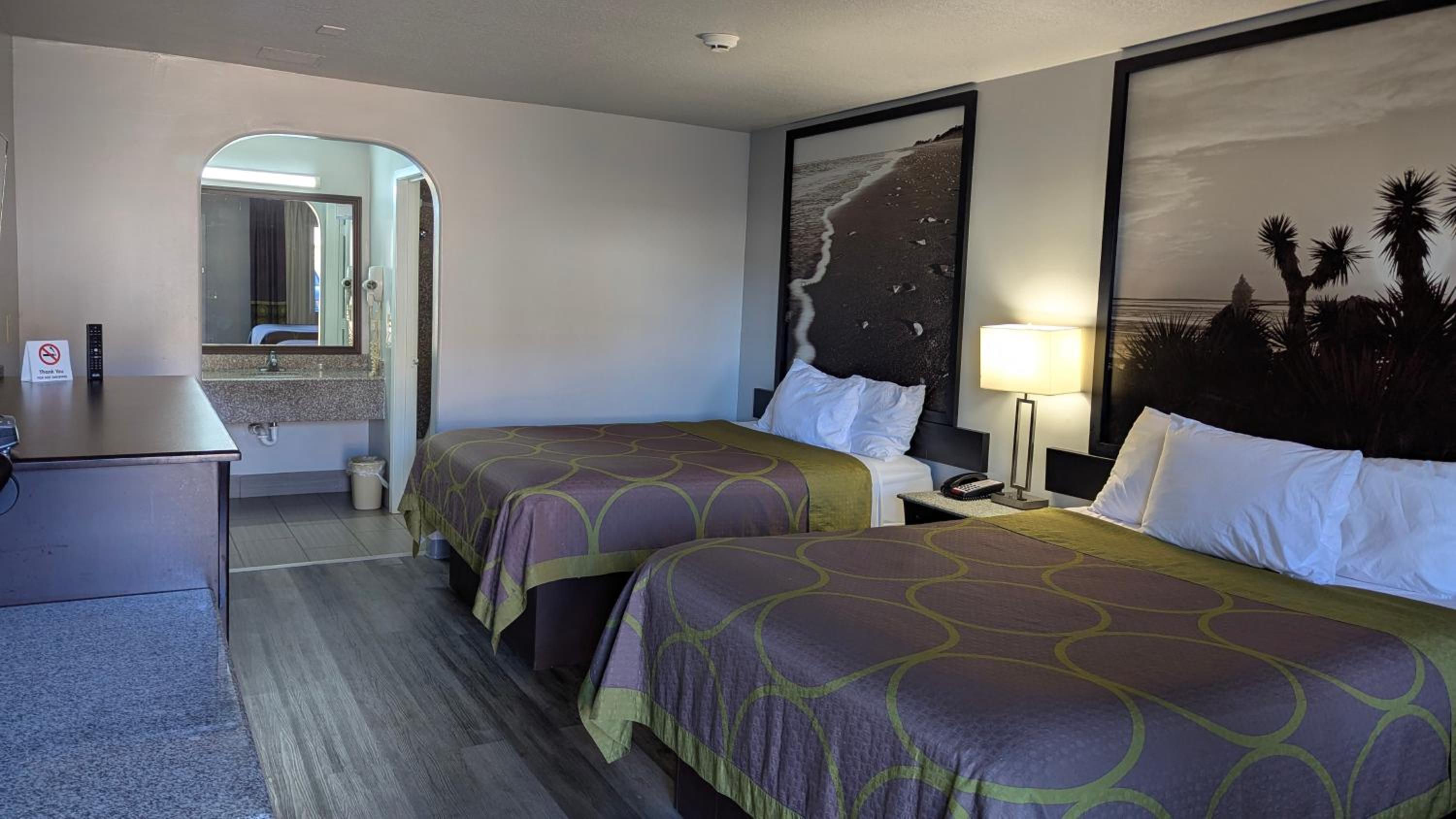 Queen Room With Two Queen Beds - Smoking