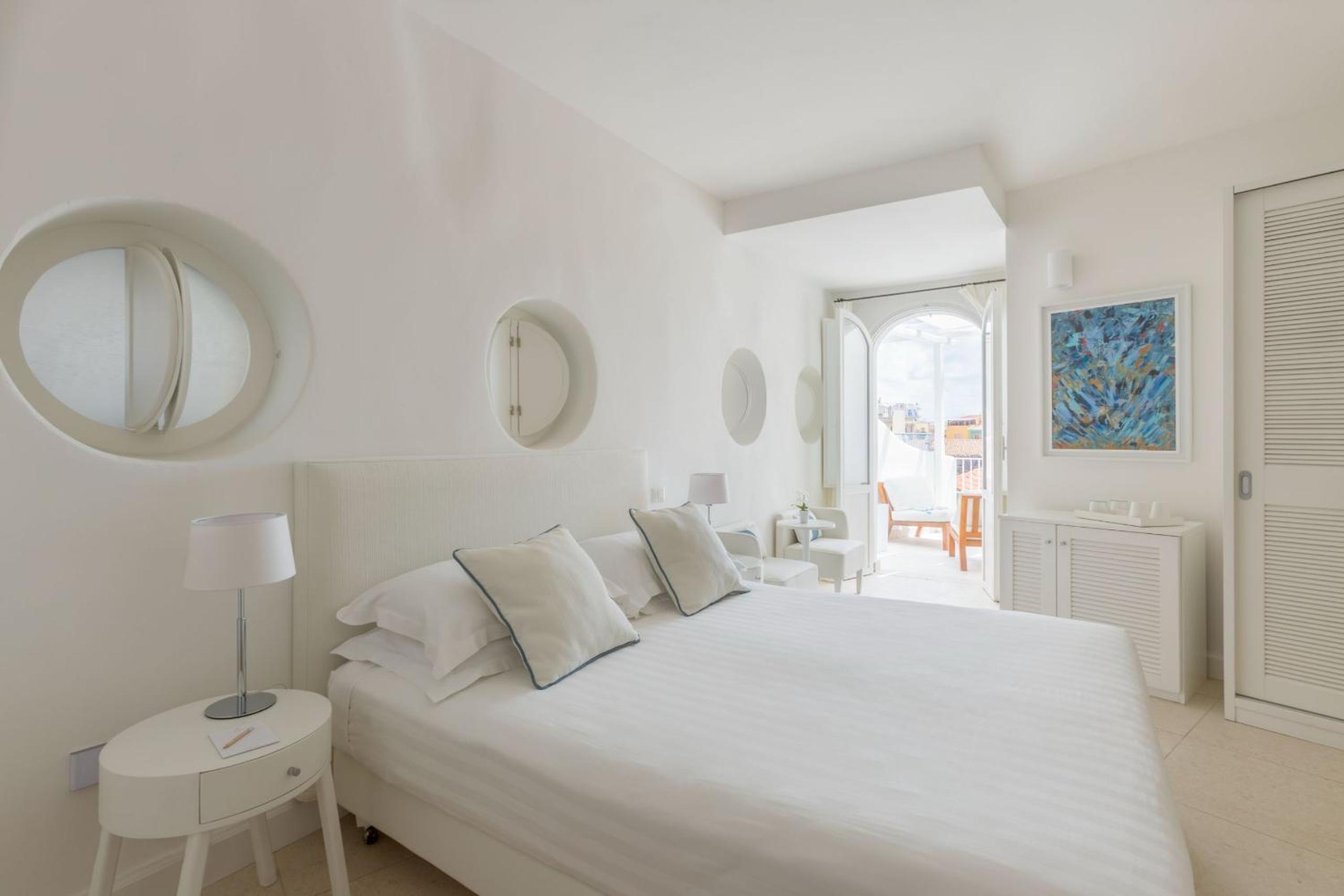 Deluxe Double Room with Side Sea View - Photo 3