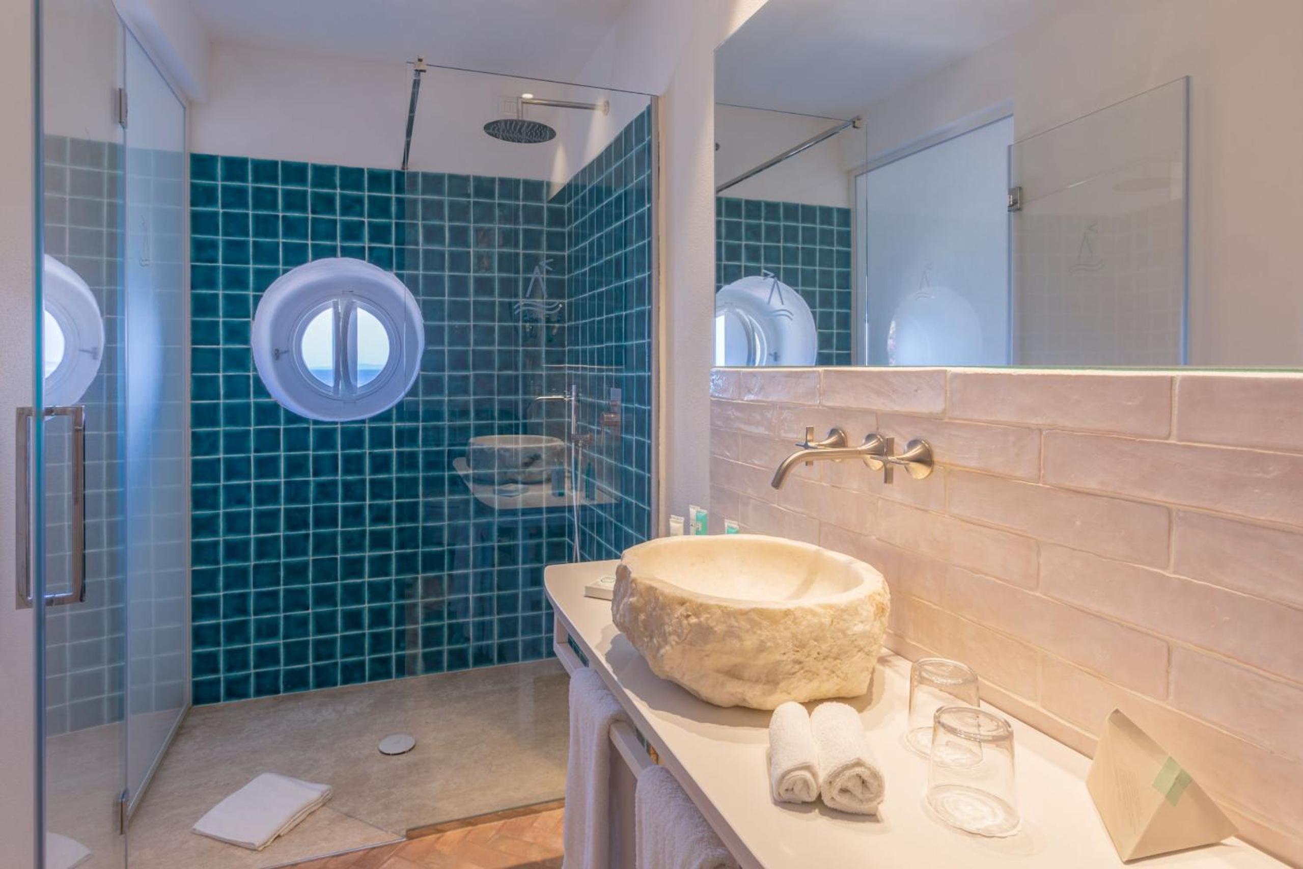Deluxe Double Room with Side Sea View - Photo 10