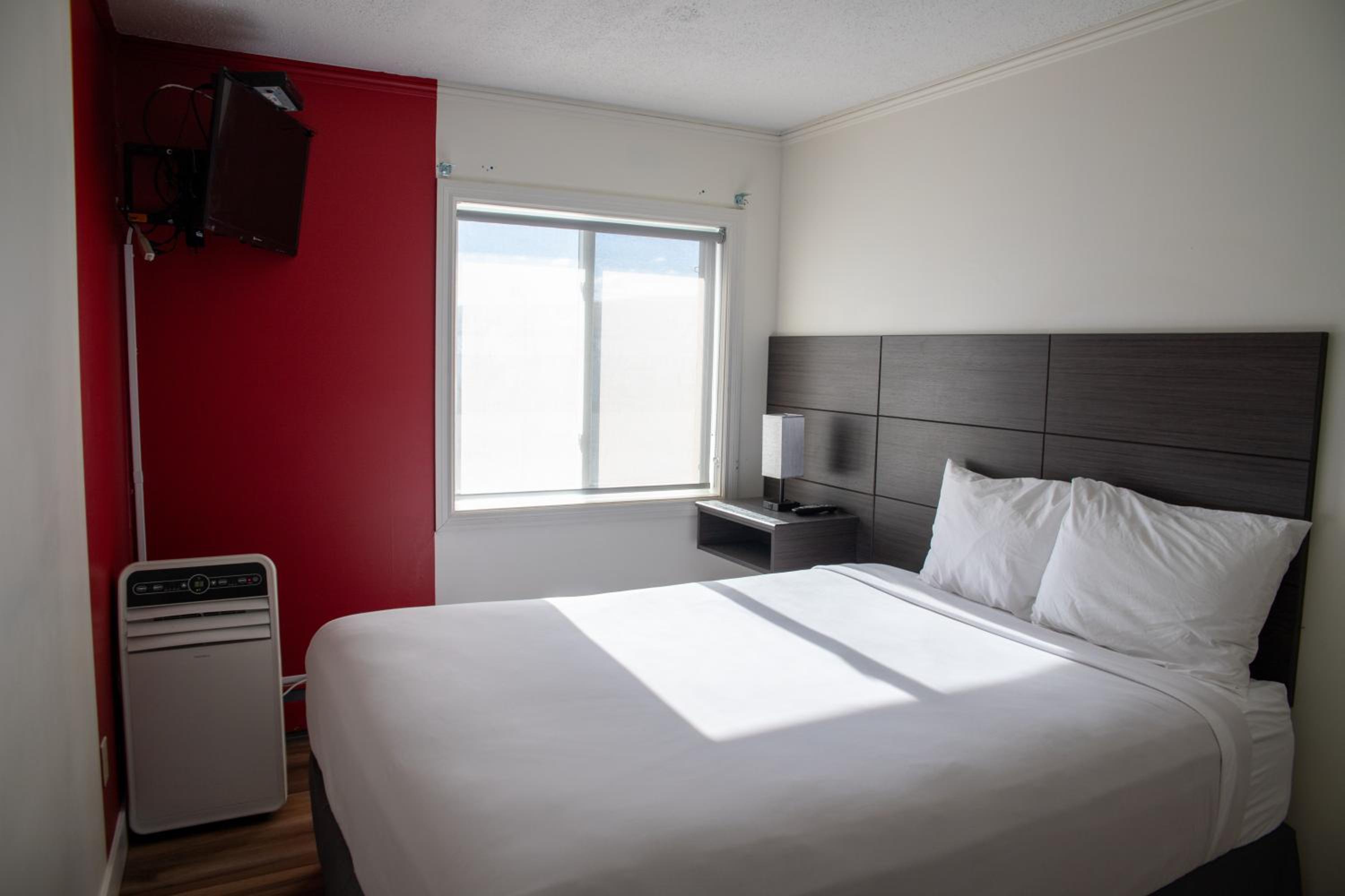 Three-Bedroom Efficiency Suite - Non-Smoking photo 1
