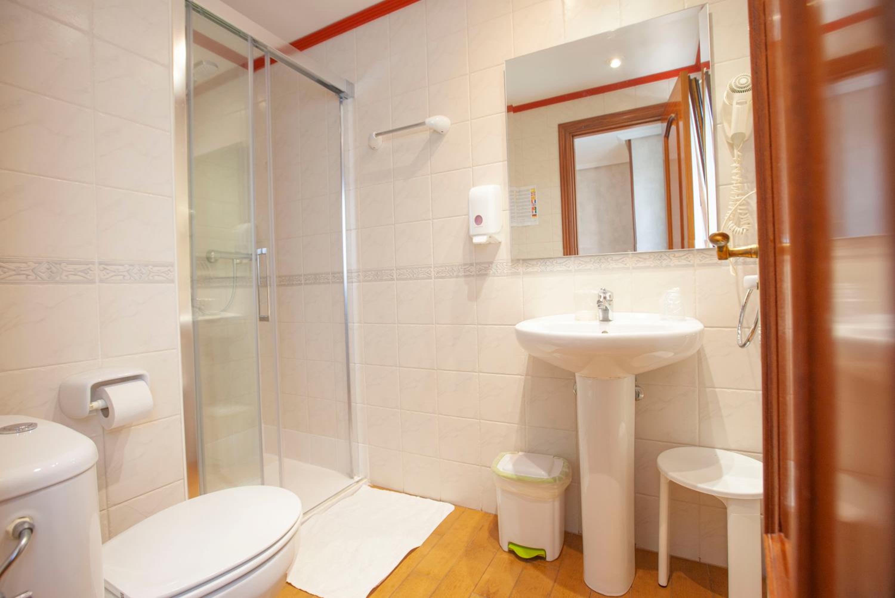 Triple Room with Private Bathroom - Photo 2