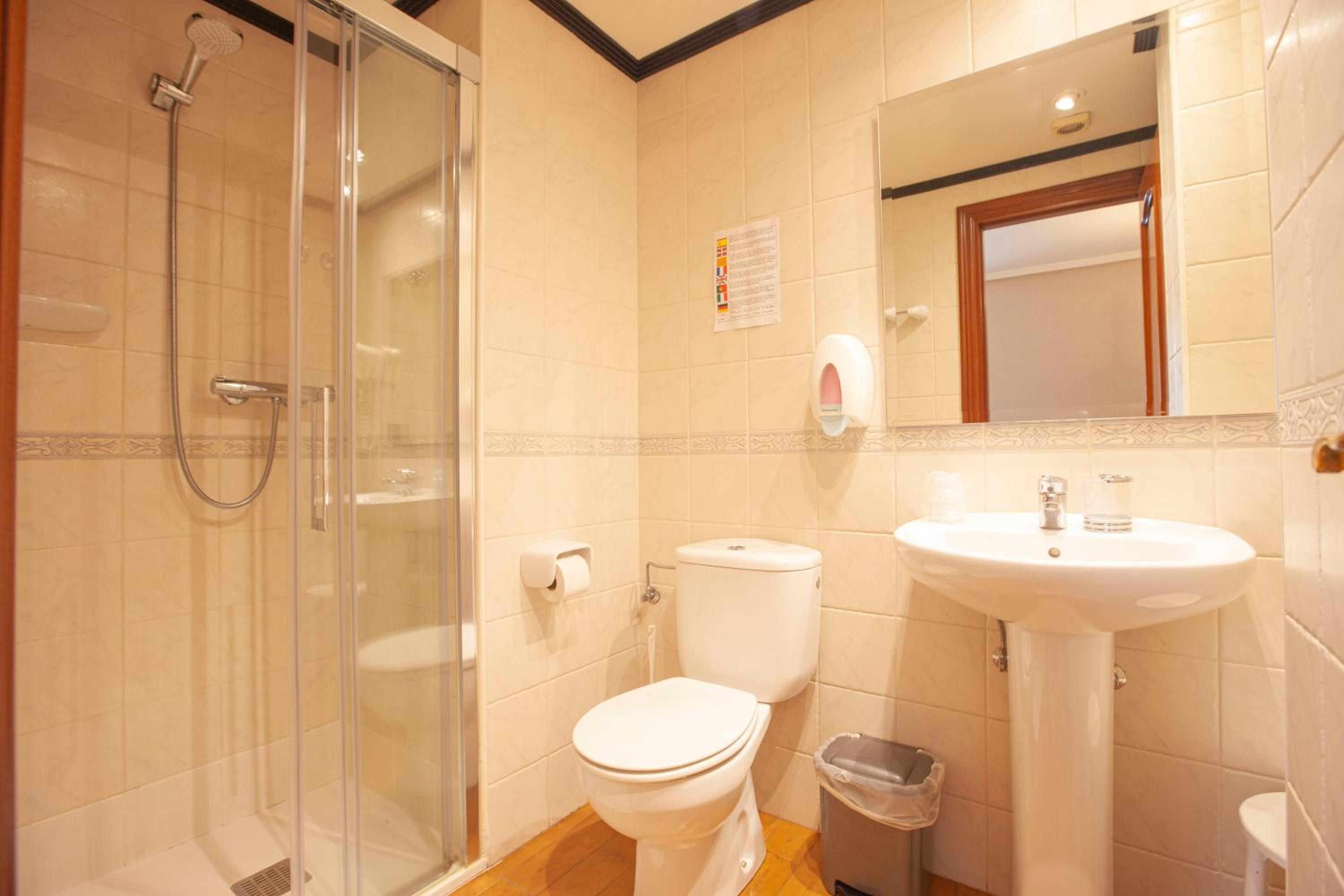 Triple Room with Private Bathroom - Photo 3
