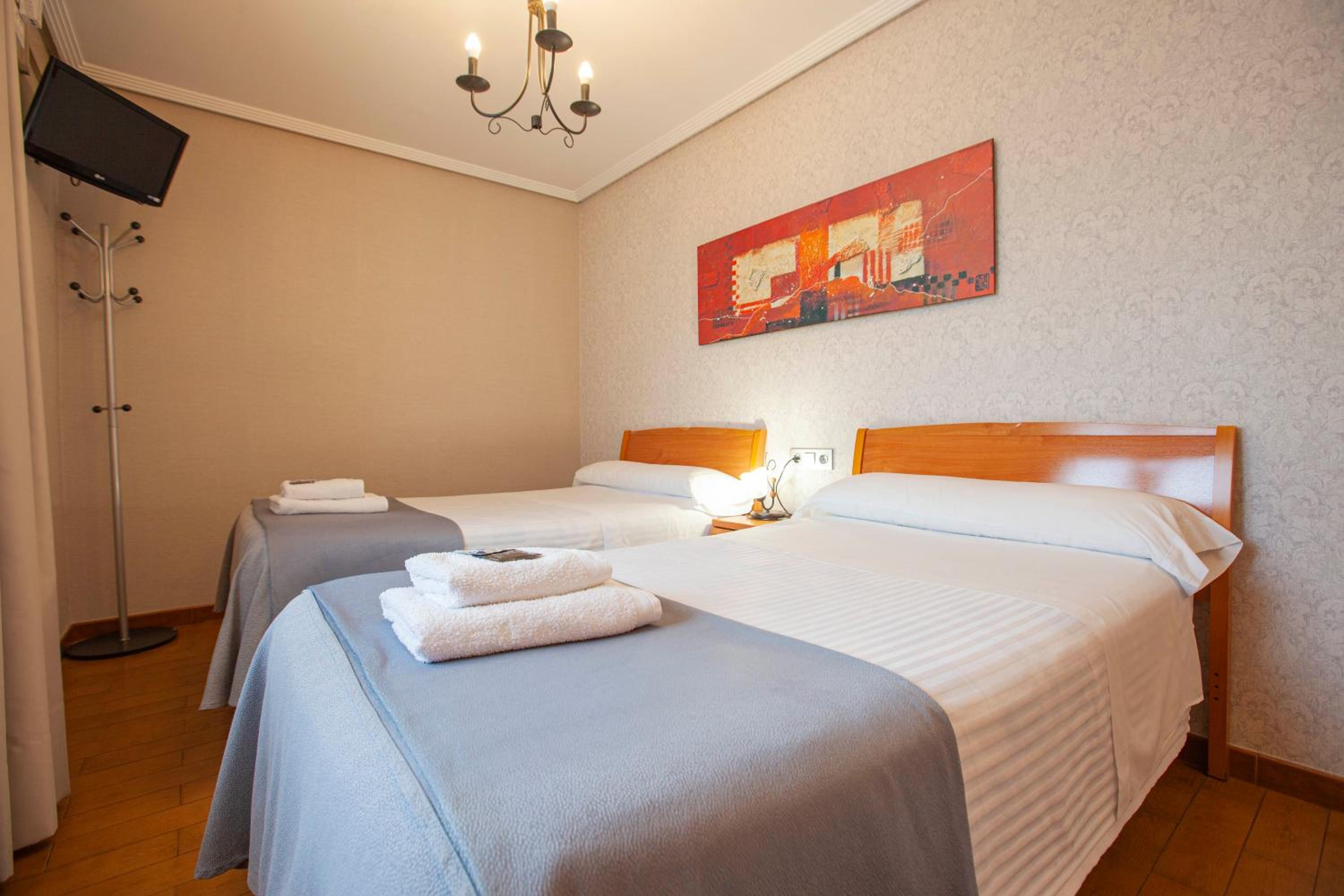 Triple Room with Private Bathroom - Photo 5