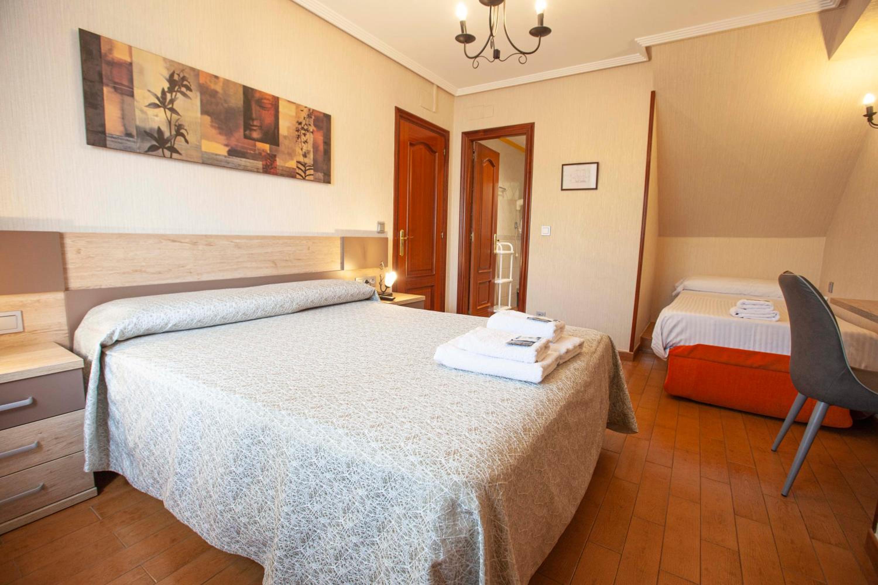 Double Room with Private Bathroom - Photo 8
