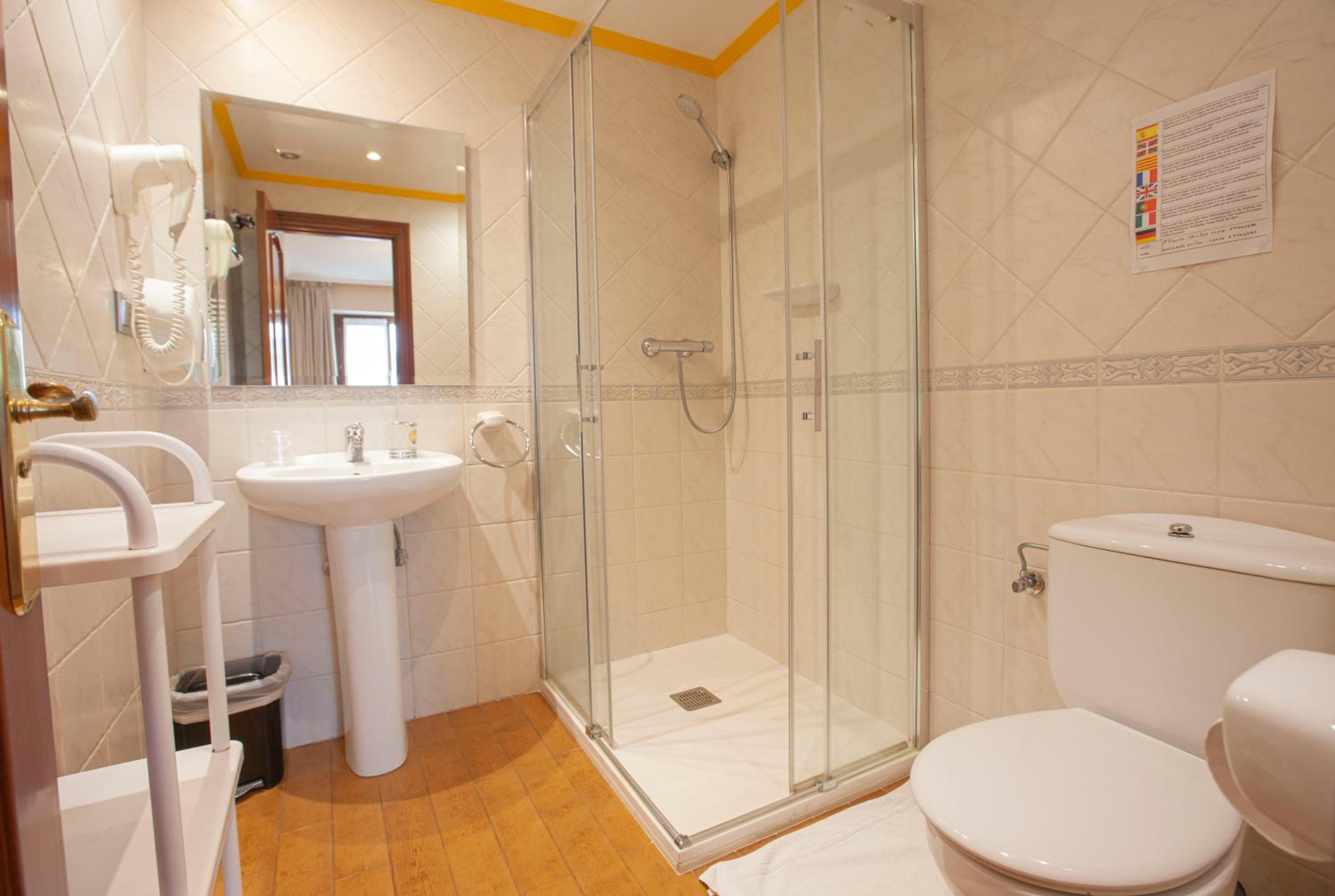 Double Room with Private Bathroom - Photo 2