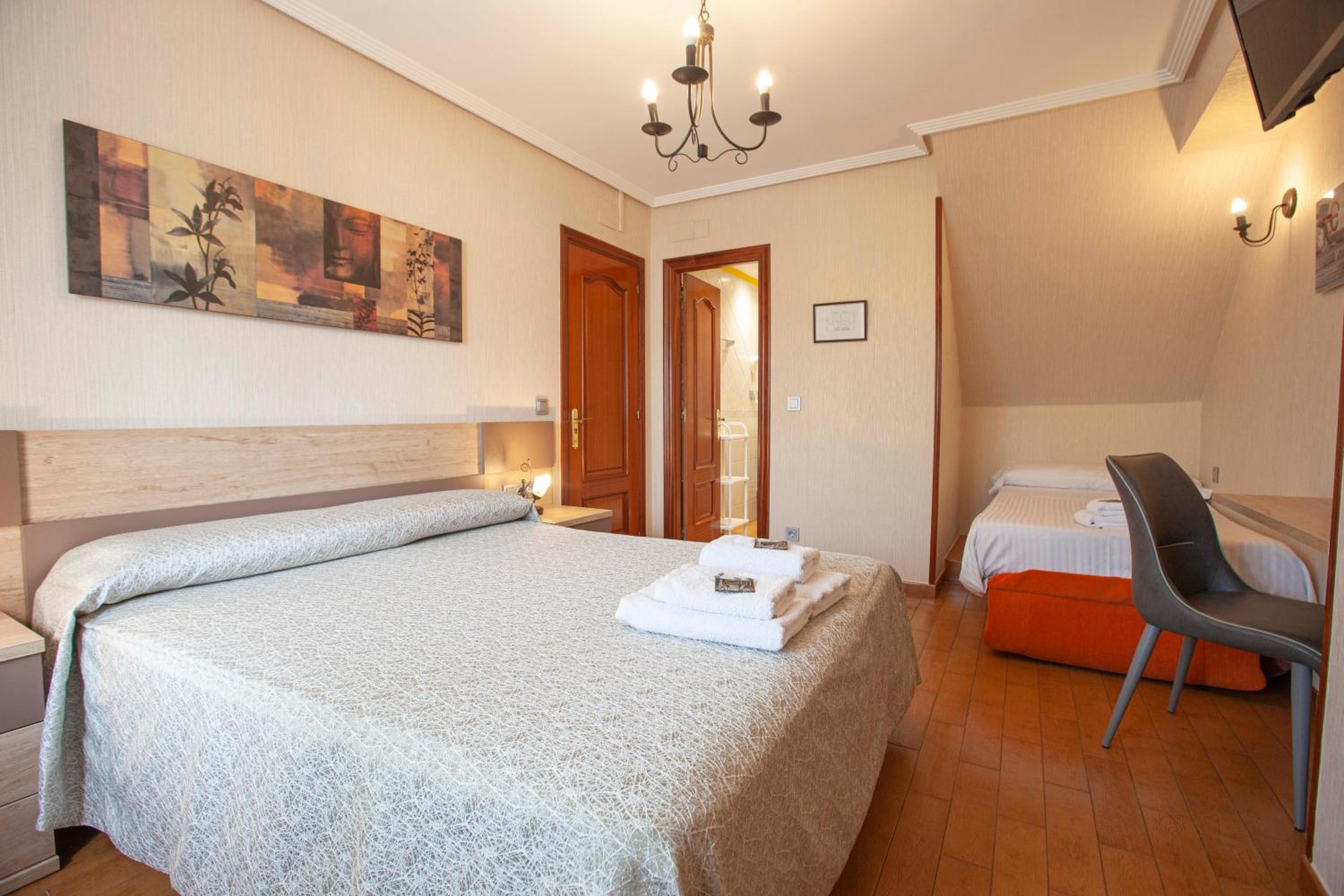 Double Room with Private Bathroom - Photo 6