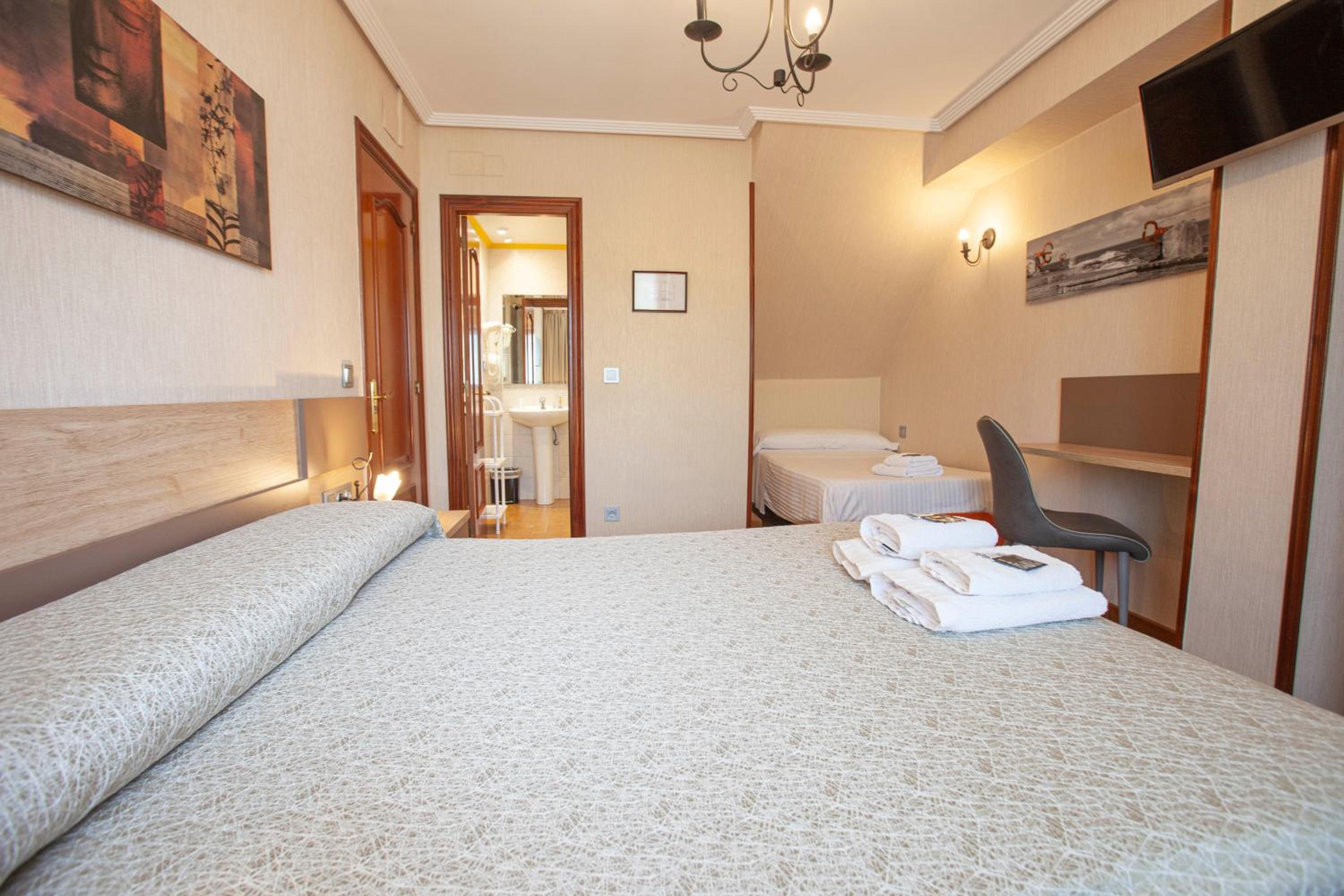 Double Room with Private Bathroom - Photo 10