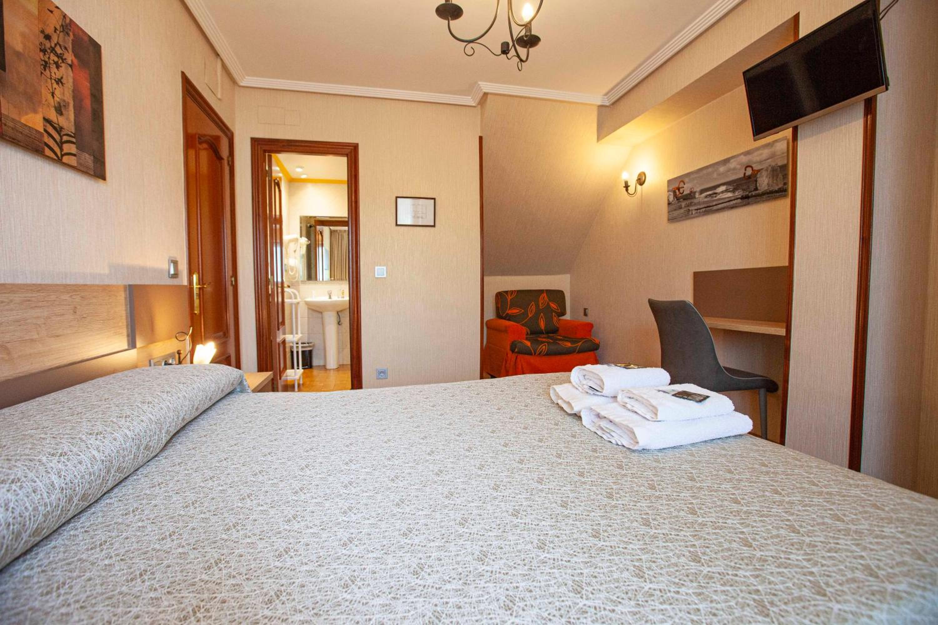 Double Room with Private Bathroom - Photo 5
