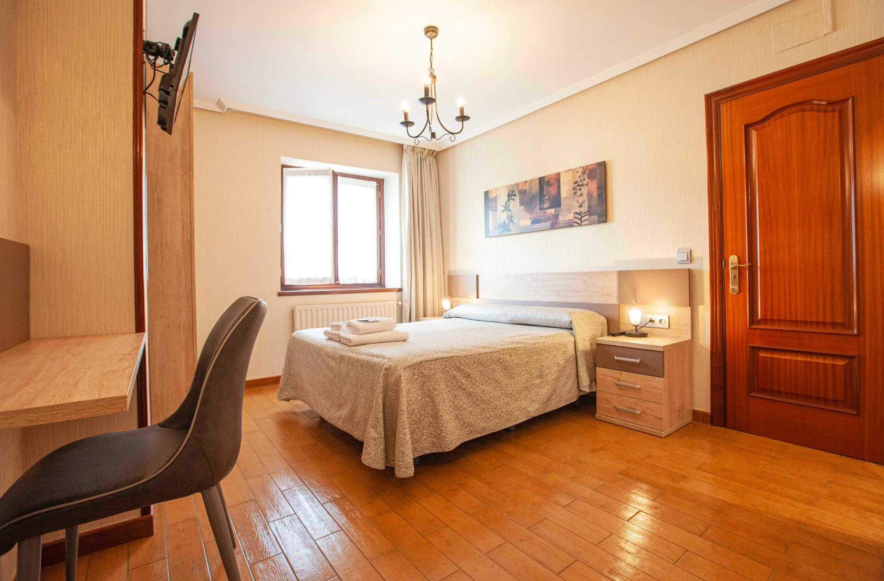 Double Room with Private Bathroom - Photo 4