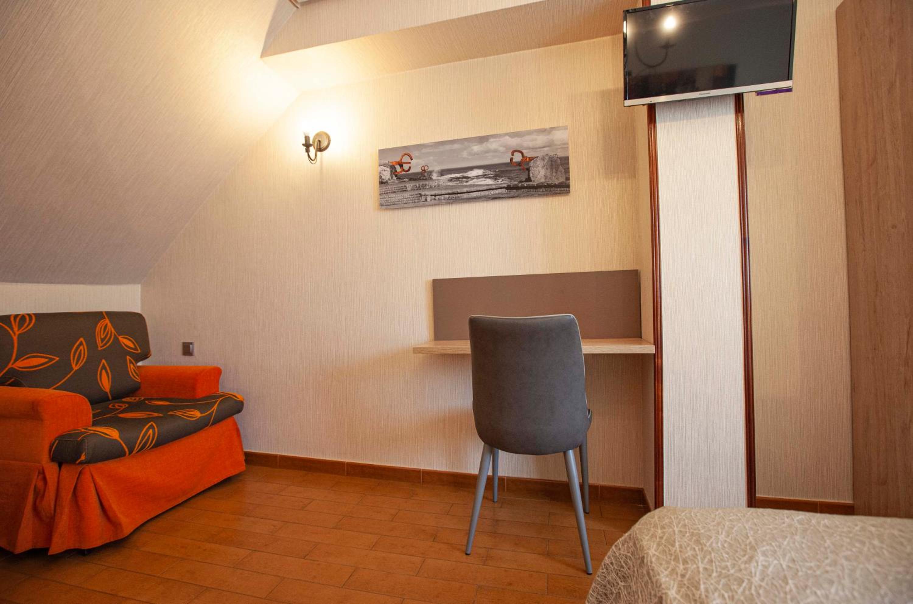 Double Room with Private Bathroom - Photo 1