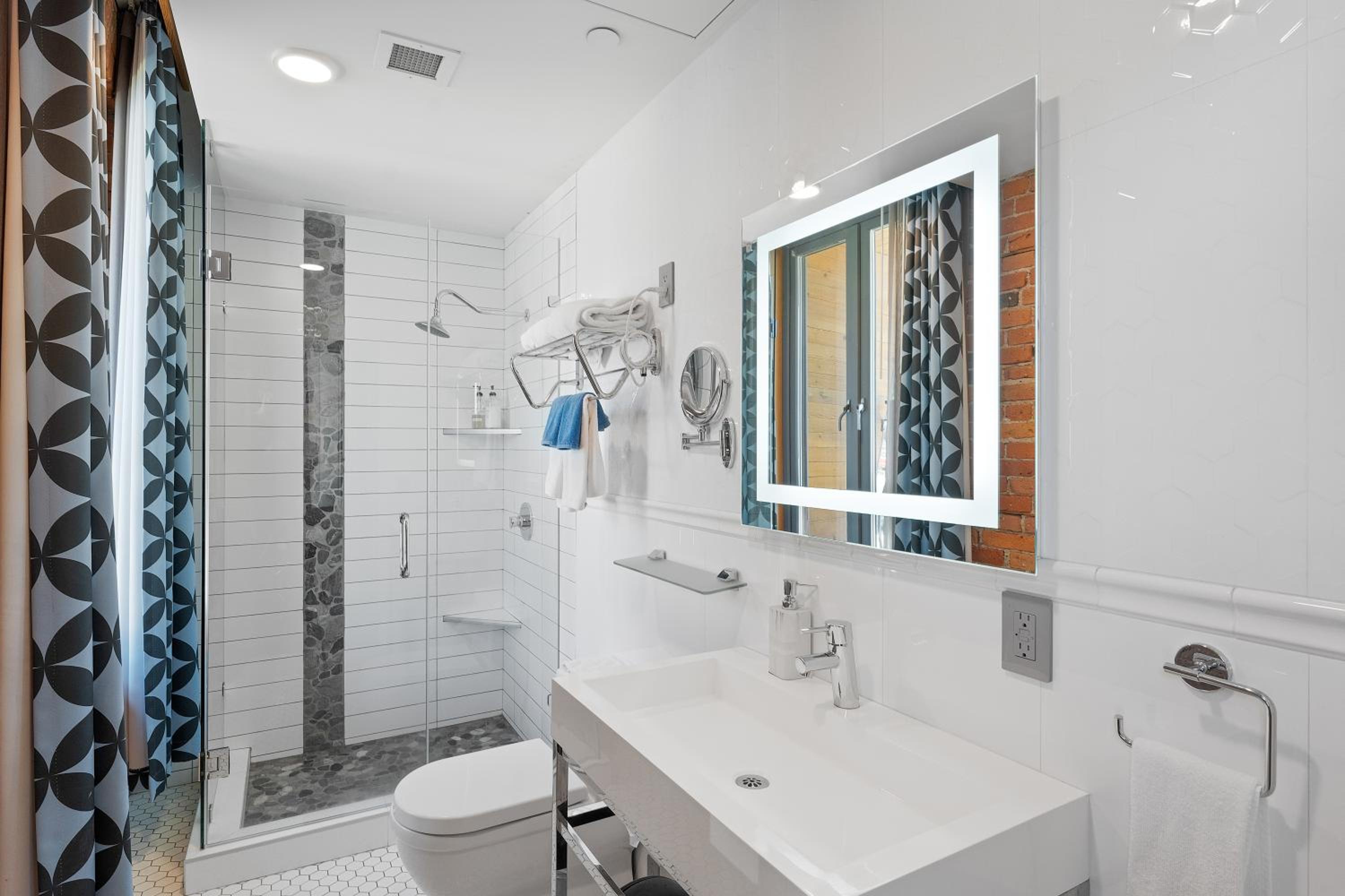 Deluxe Junior Suite photo 3