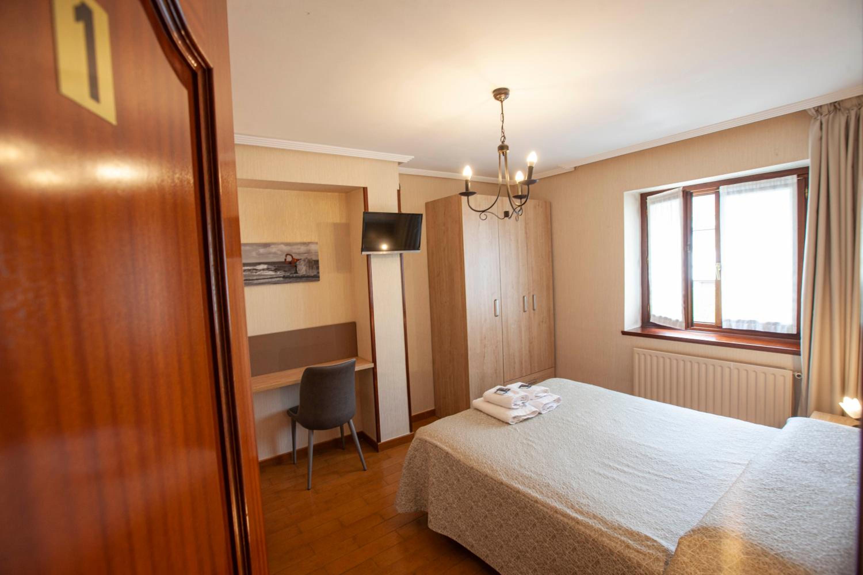 Double Room with Private Bathroom - Photo 11