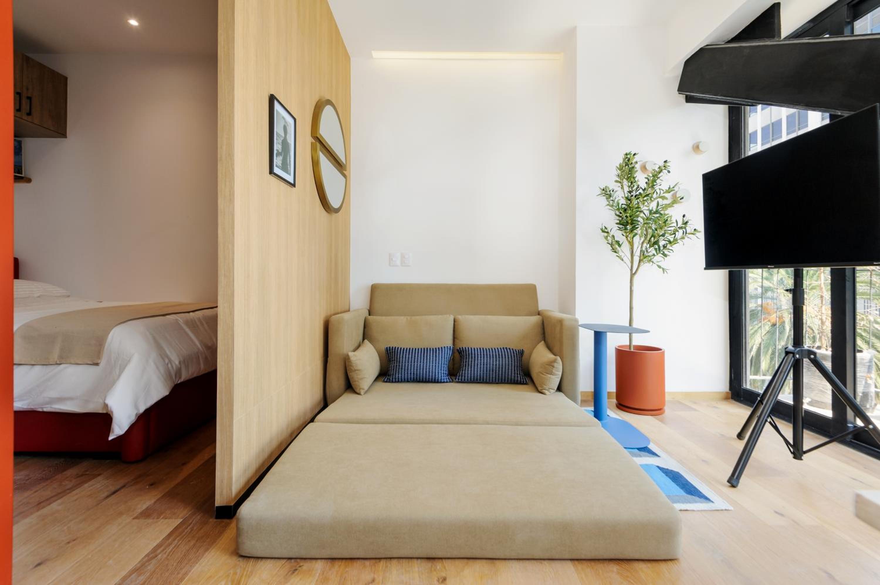 One-Bedroom Apartment with City View photo 2