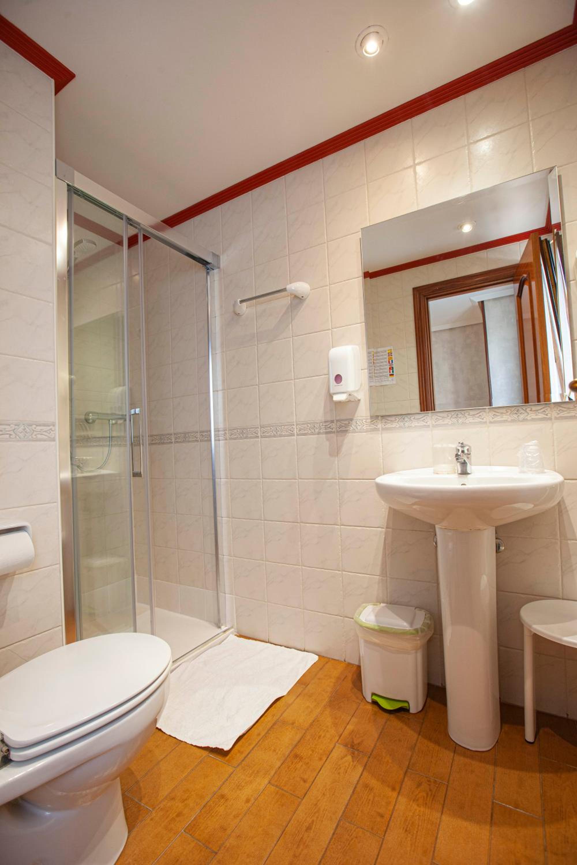Standard Twin Room - Photo 8
