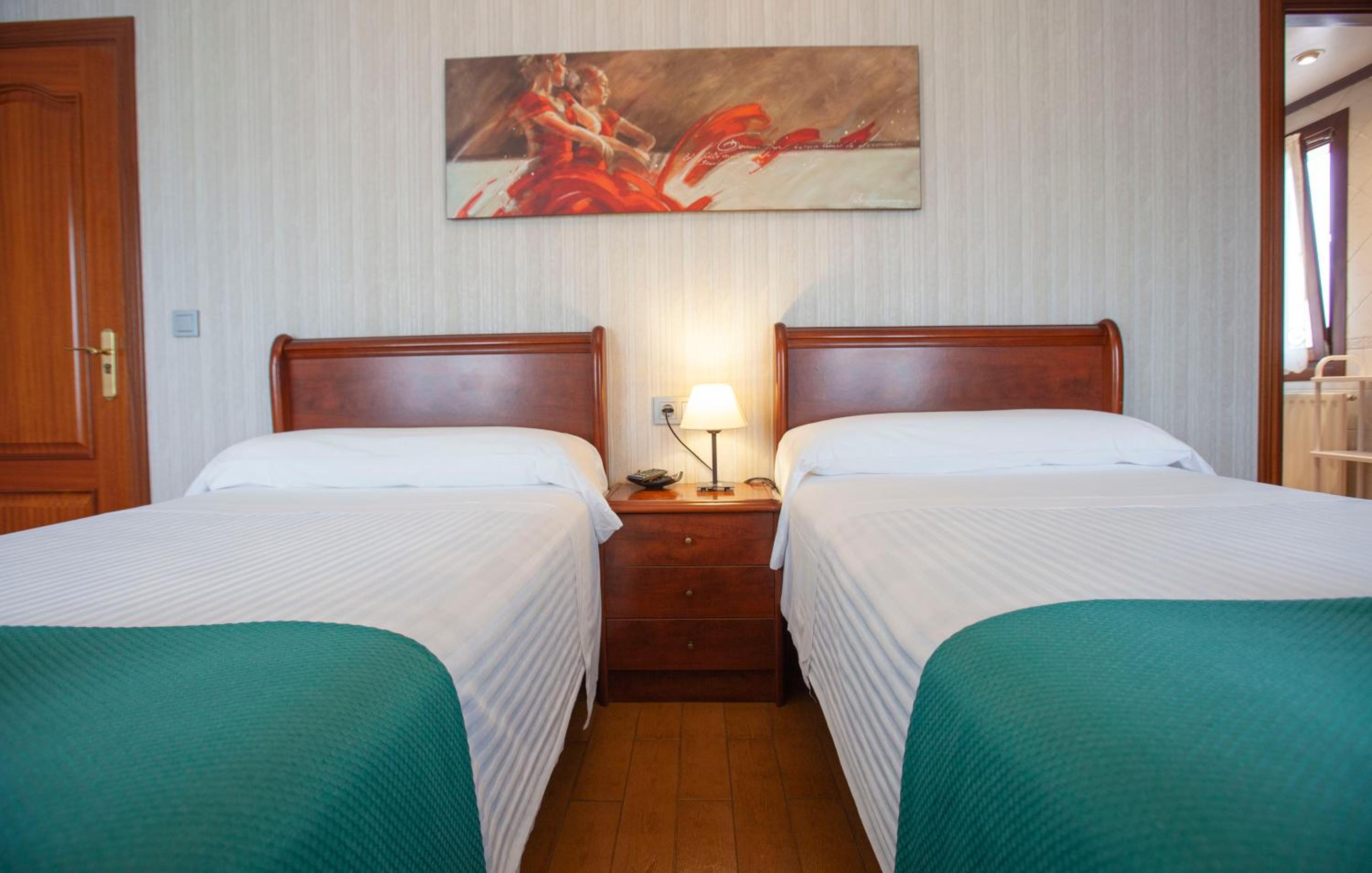 Standard Twin Room - Photo 1