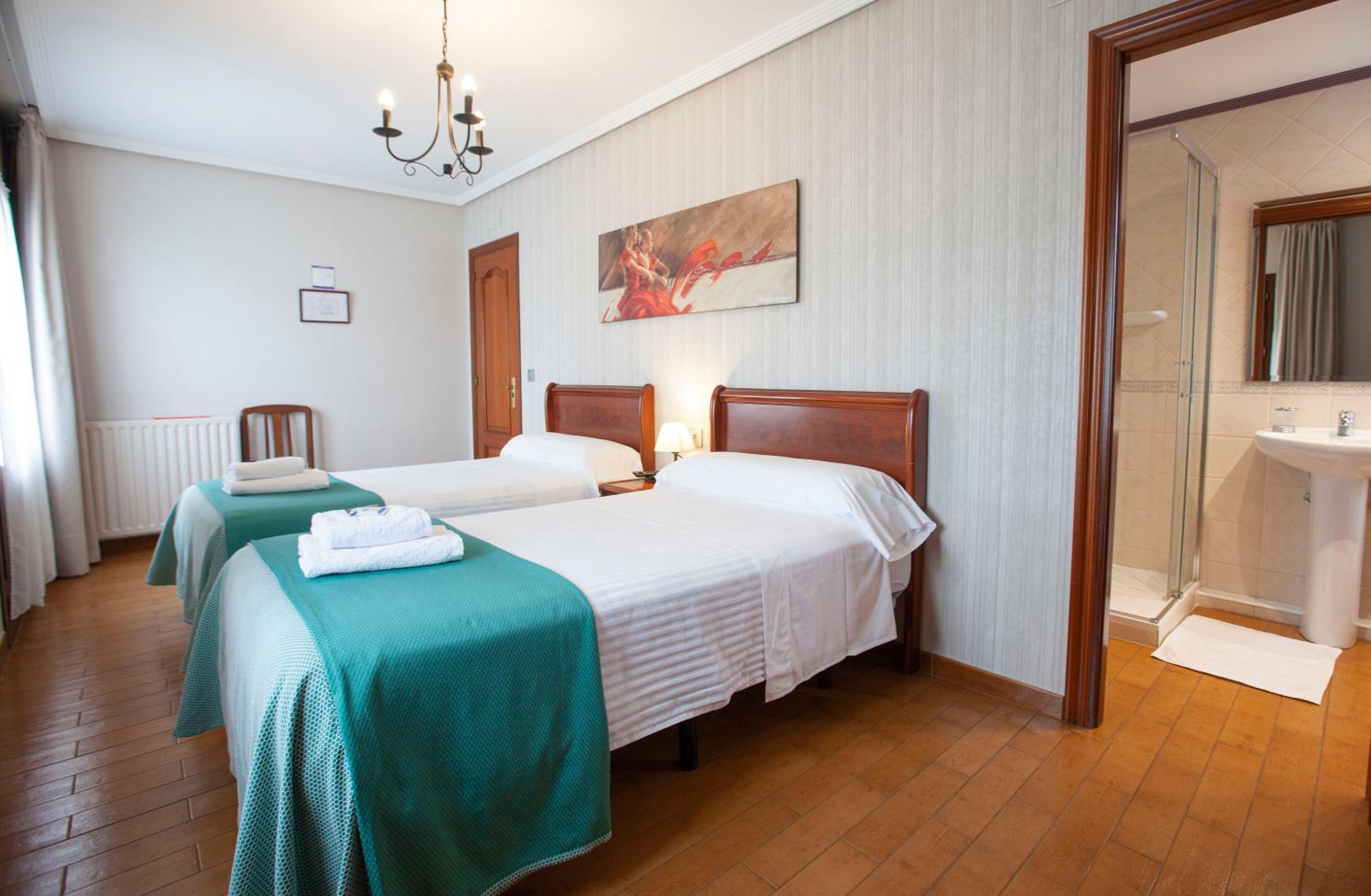 Standard Twin Room - Photo 6