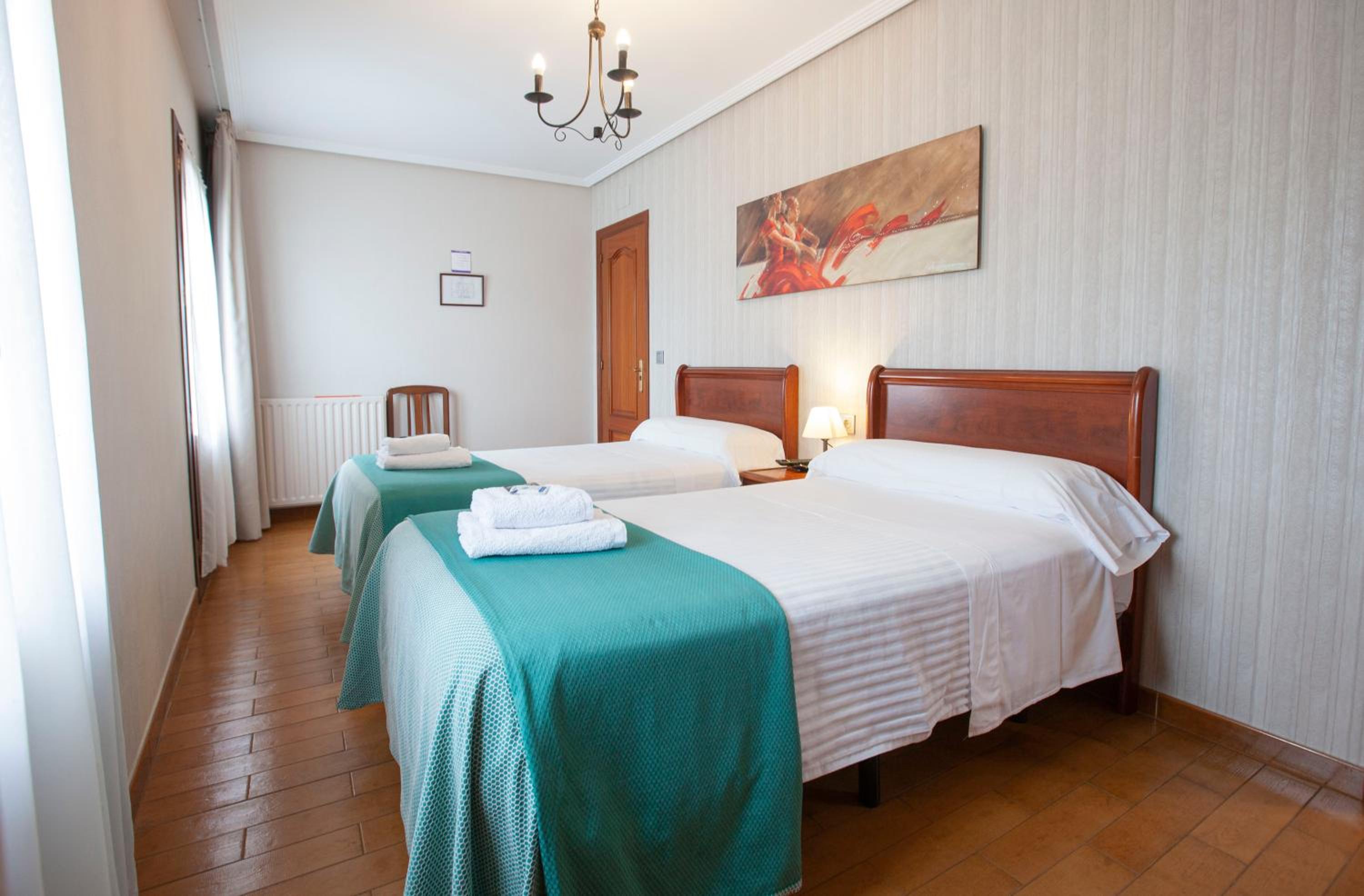 Standard Twin Room - Photo 5