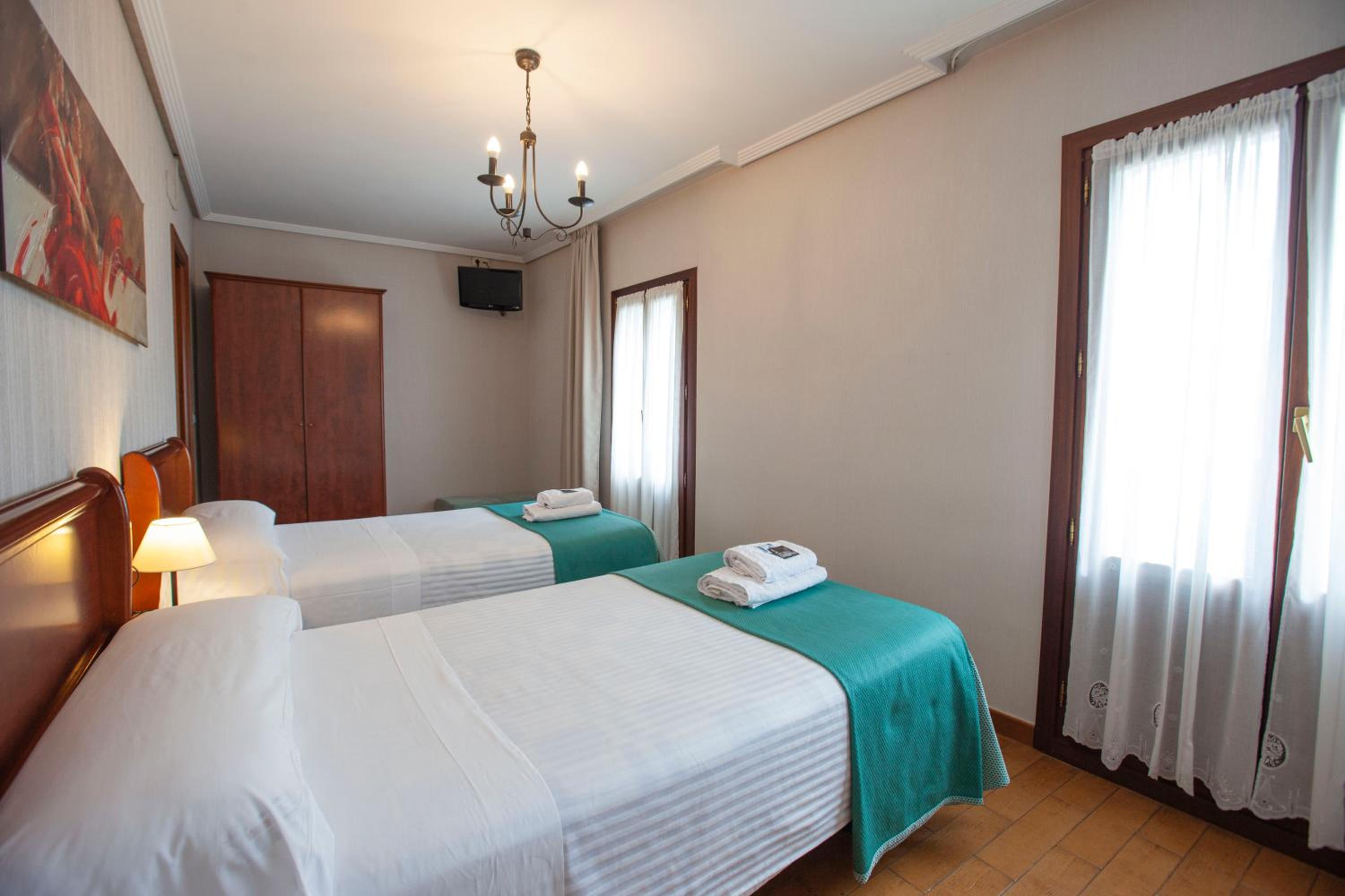 Standard Twin Room - Photo 4