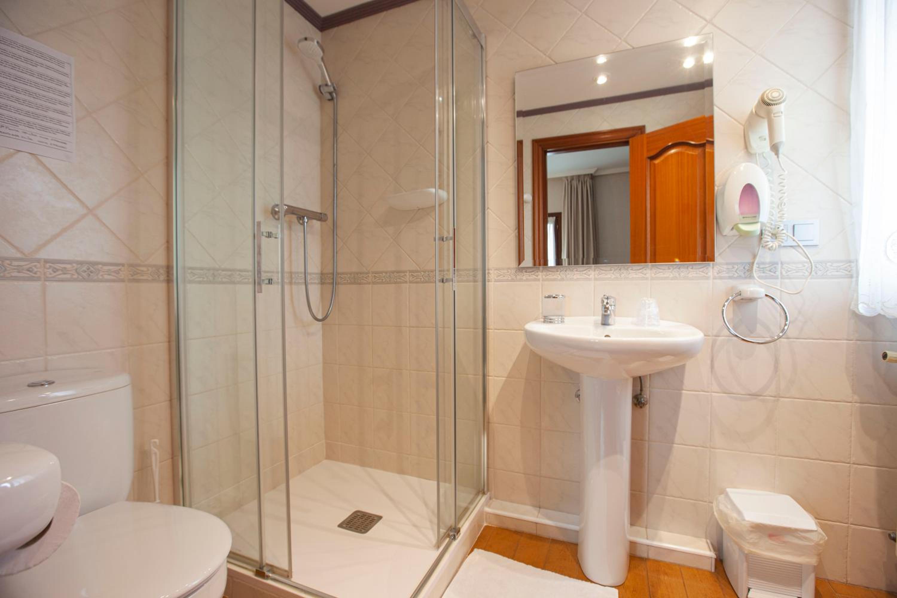Standard Twin Room - Photo 2