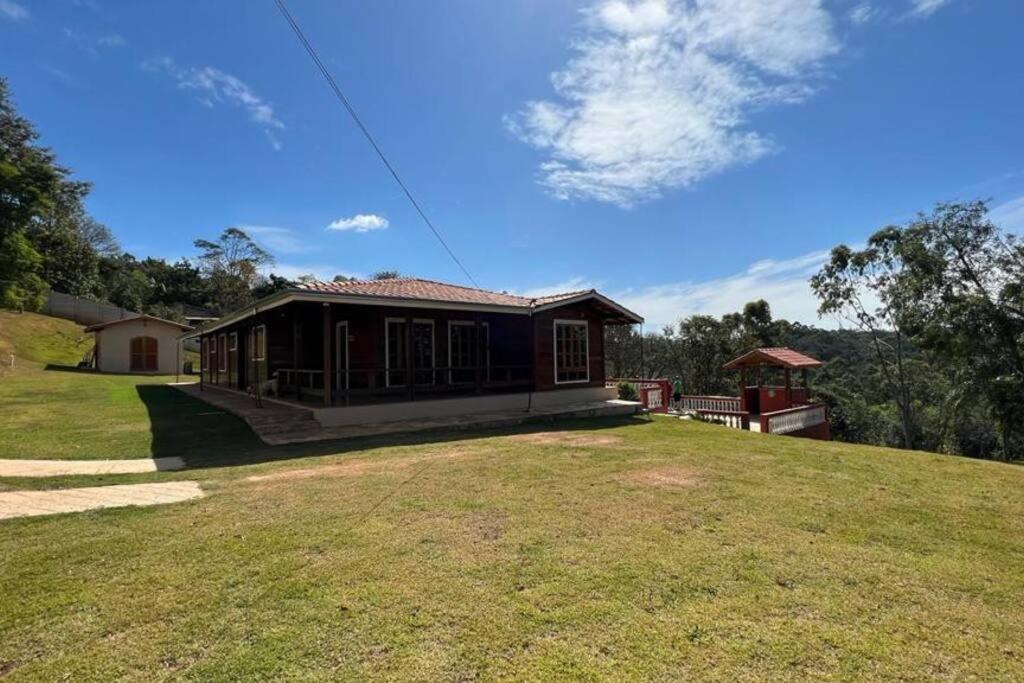 Five-Bedroom House photo 3