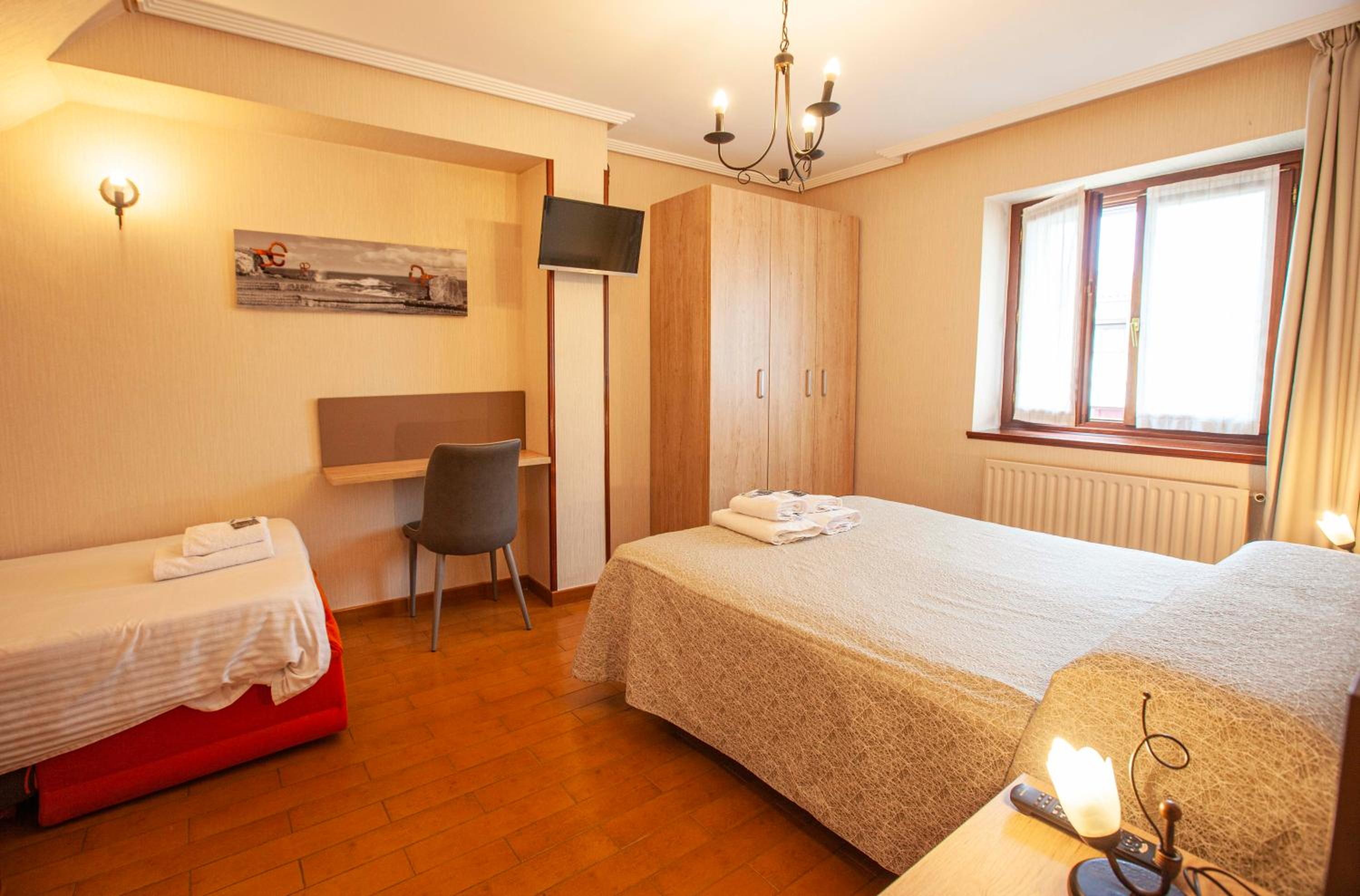 Double Room with Private Bathroom - Photo 3
