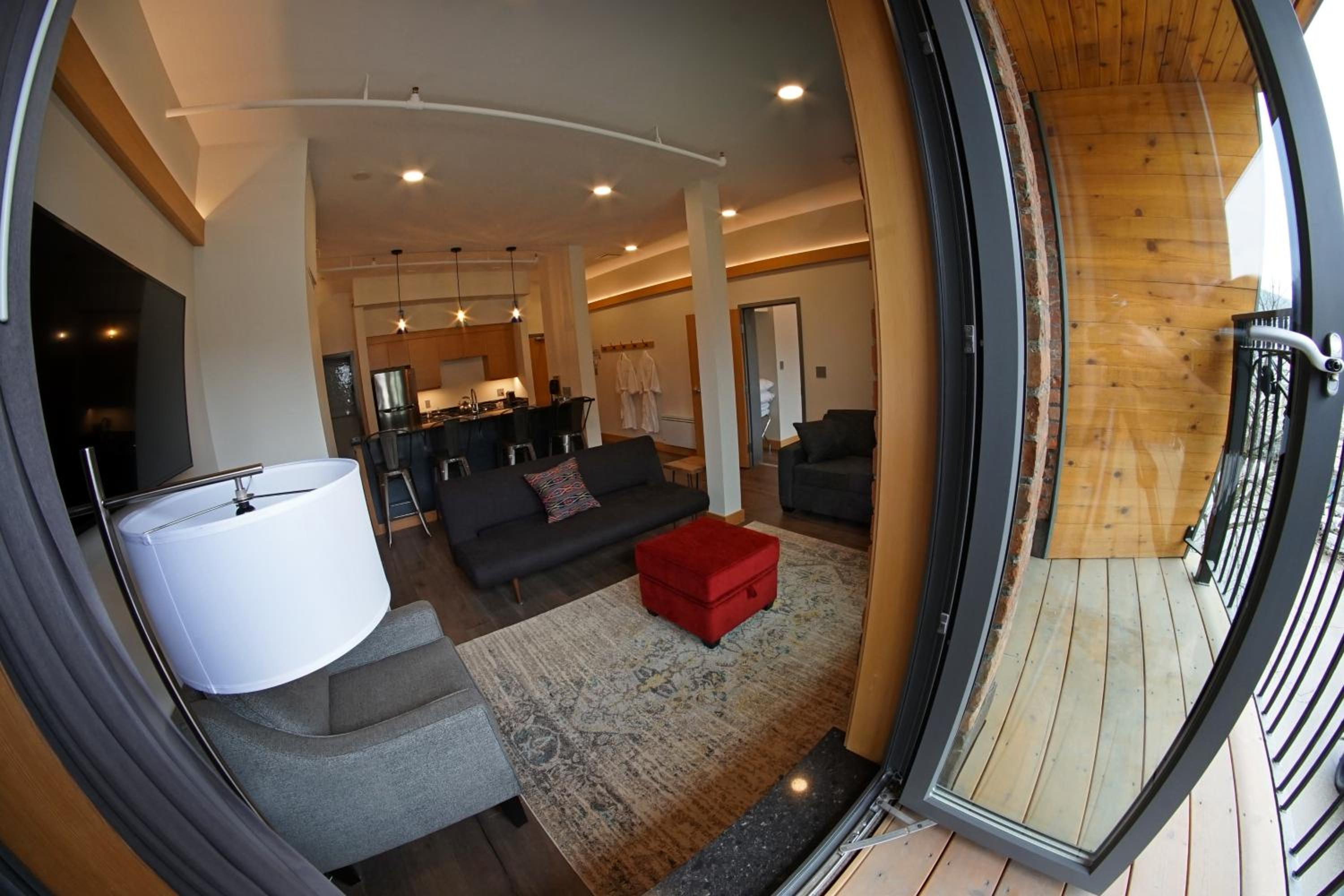Deluxe King Suite photo 2
