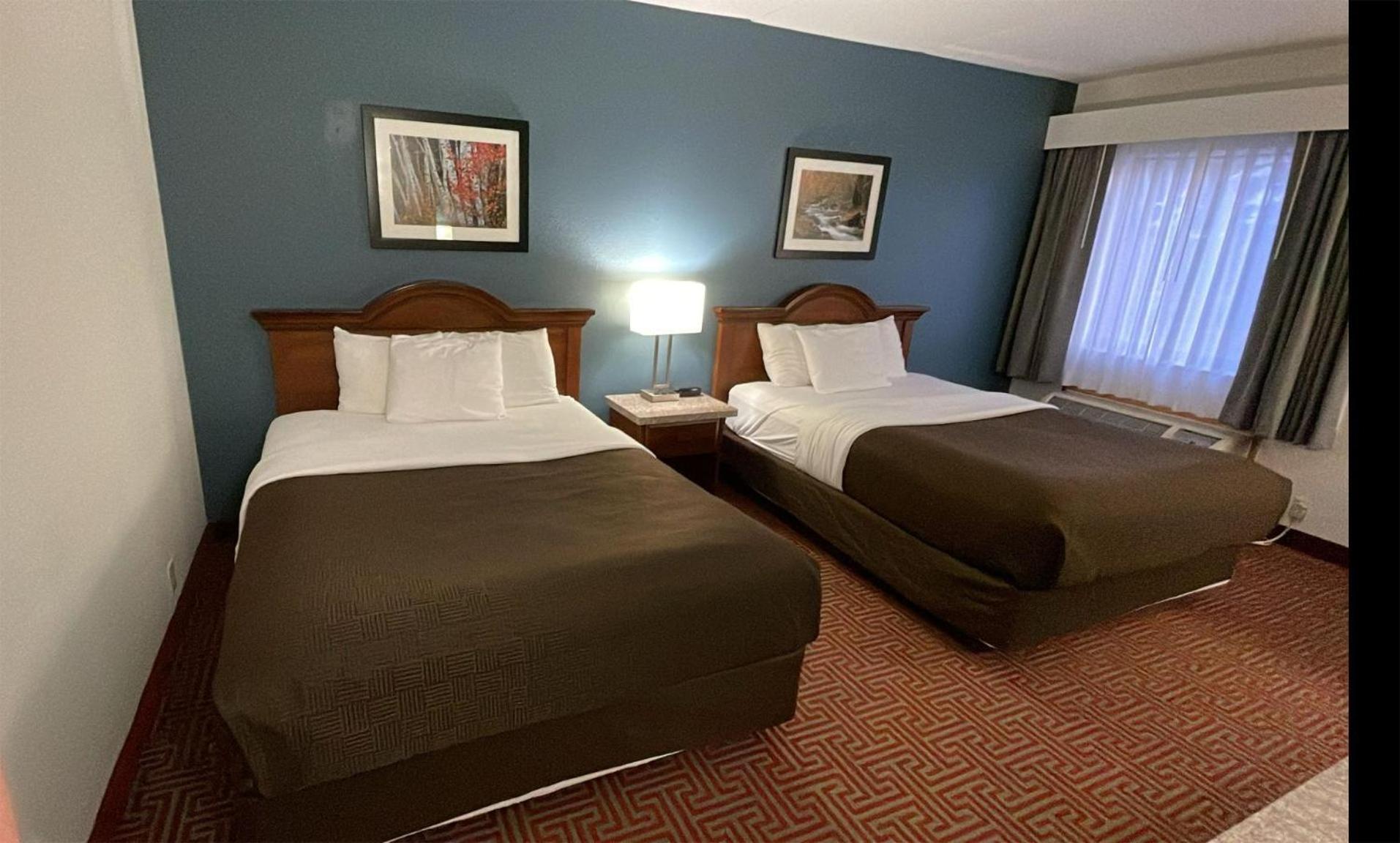 Queen Room with Two Queen Beds - Photo 2