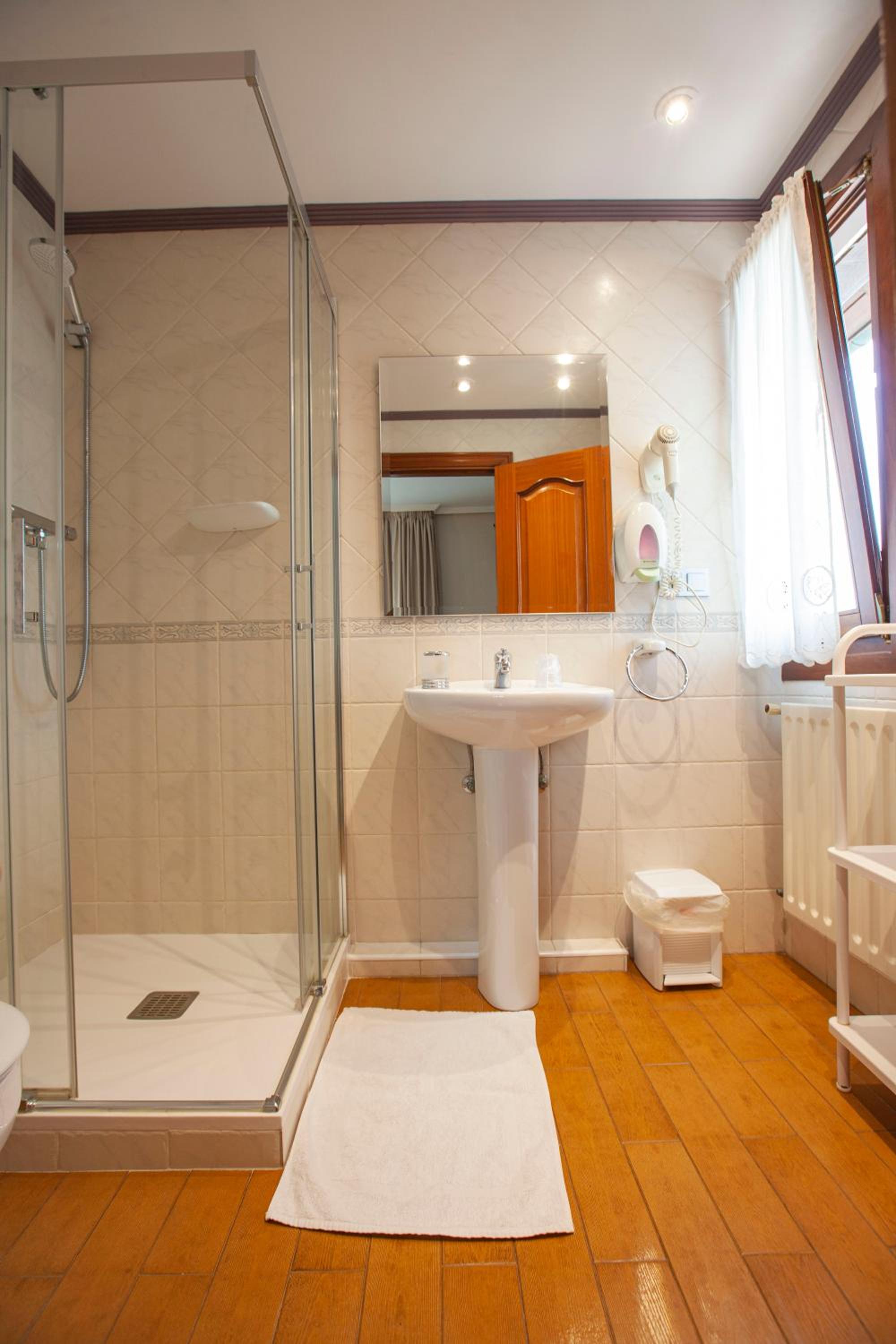 Standard Twin Room - Photo 3
