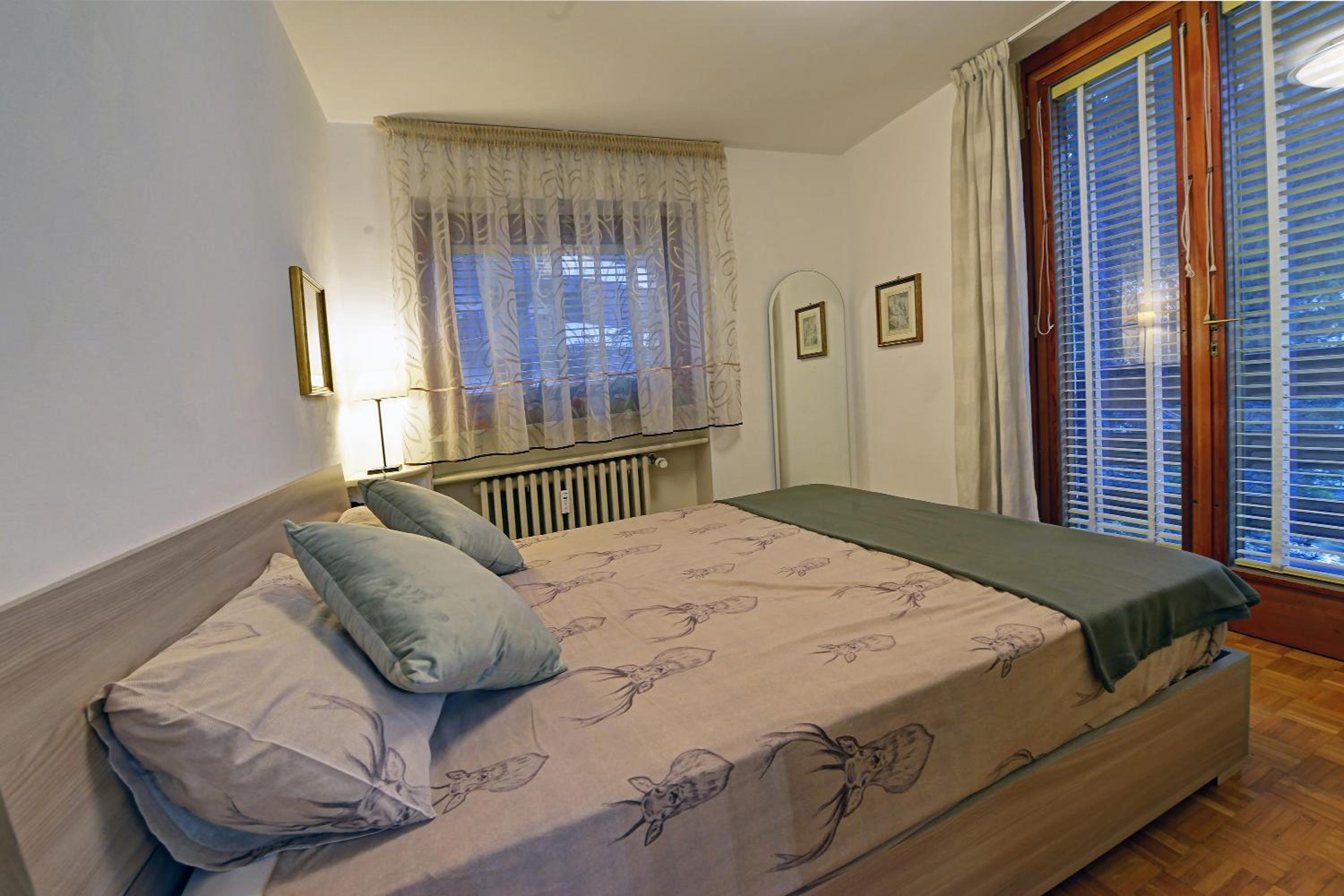 One-Bedroom Apartment with Balcony and Mountain View   photo 1