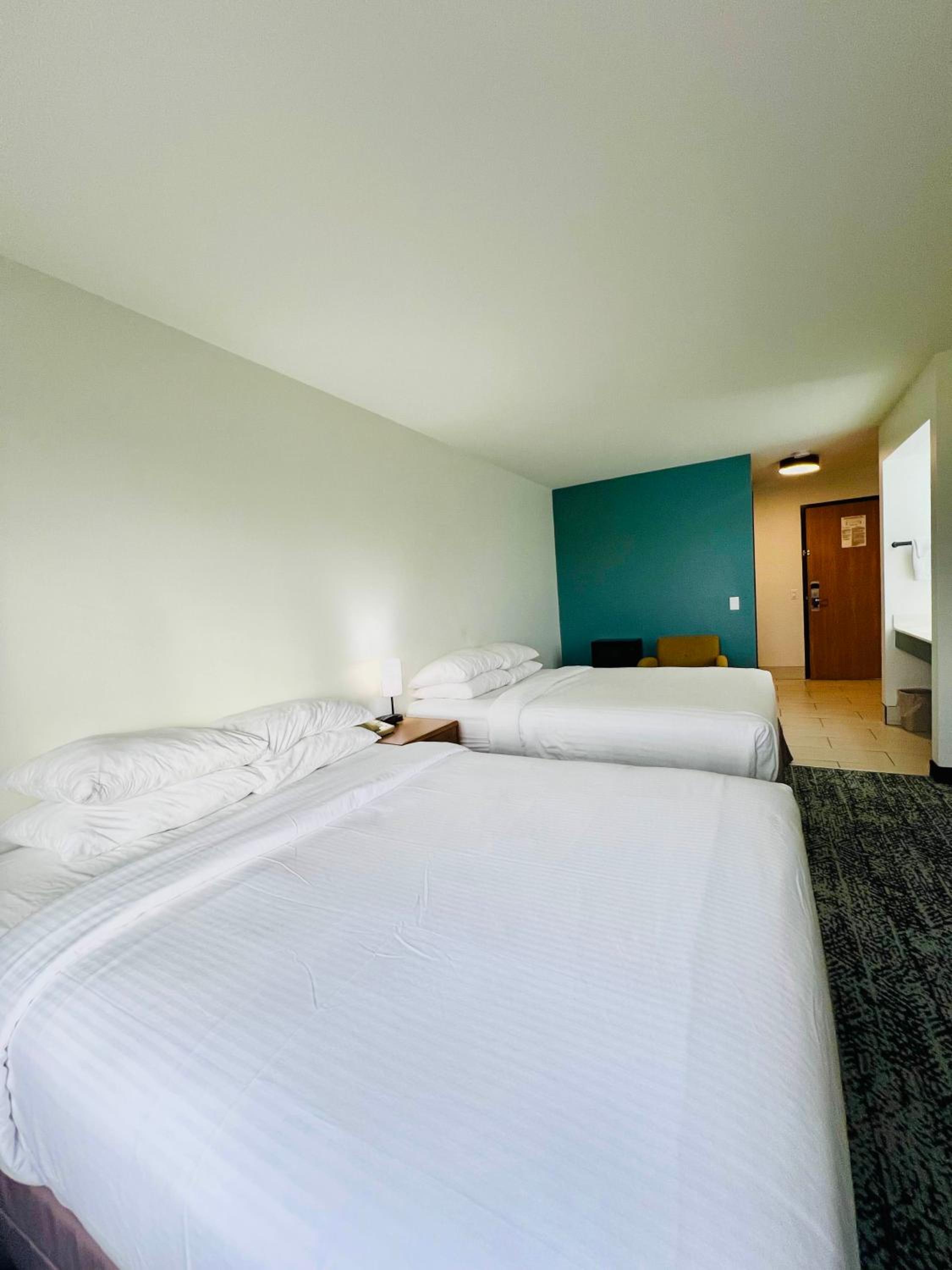 Queen Room with Two Queen Beds - Non Smoking - Photo 1