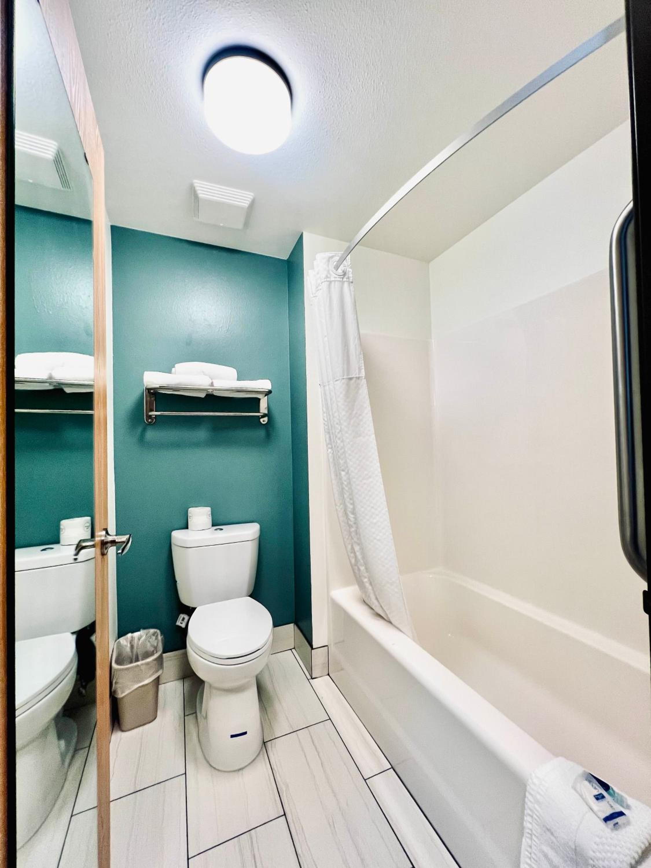 Queen Room - Disability Access/Non Smoking - Photo 2