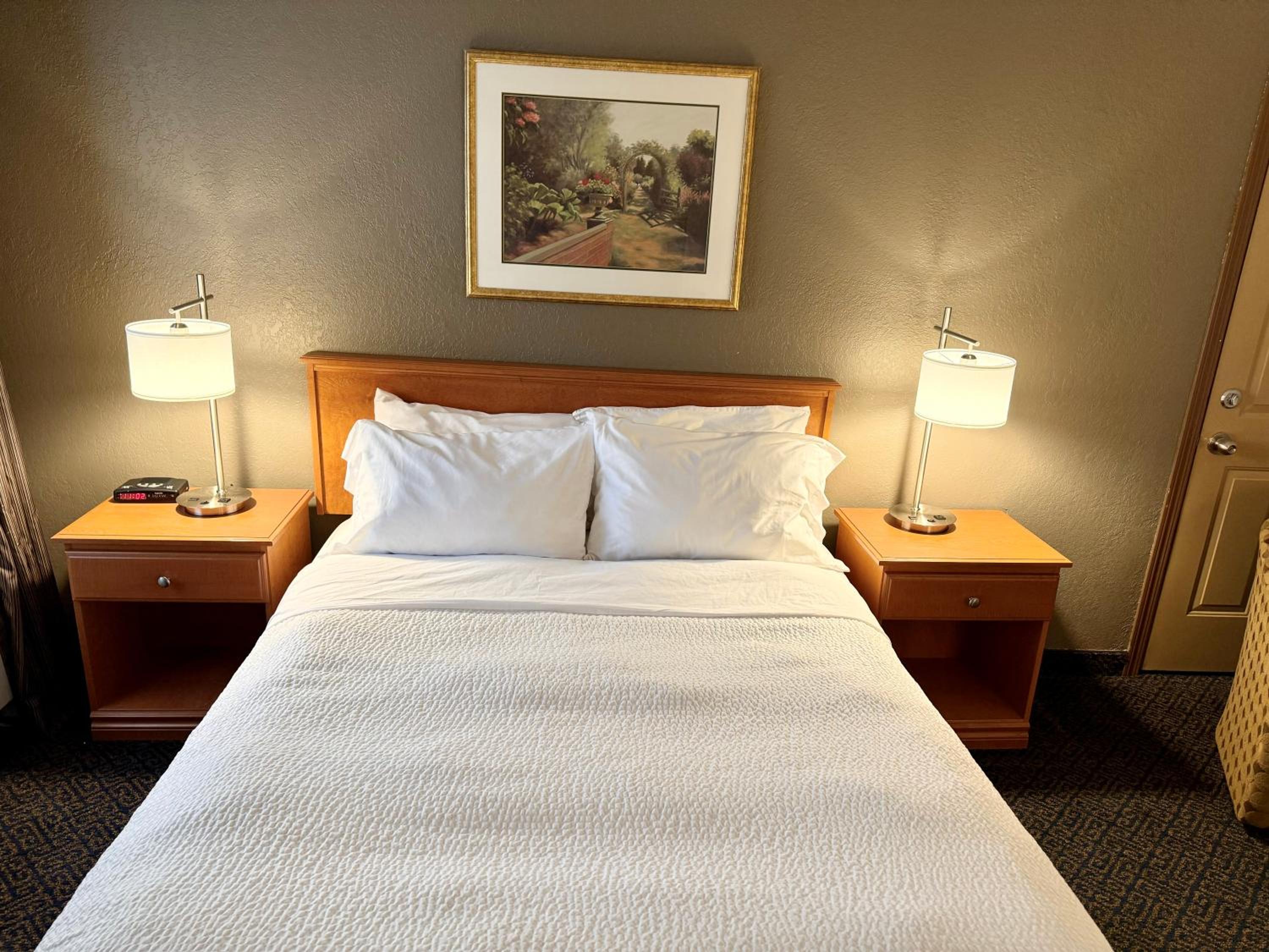 Queen Room with Mobility Access and Bathtub with Grab Bars, Non-Smoking