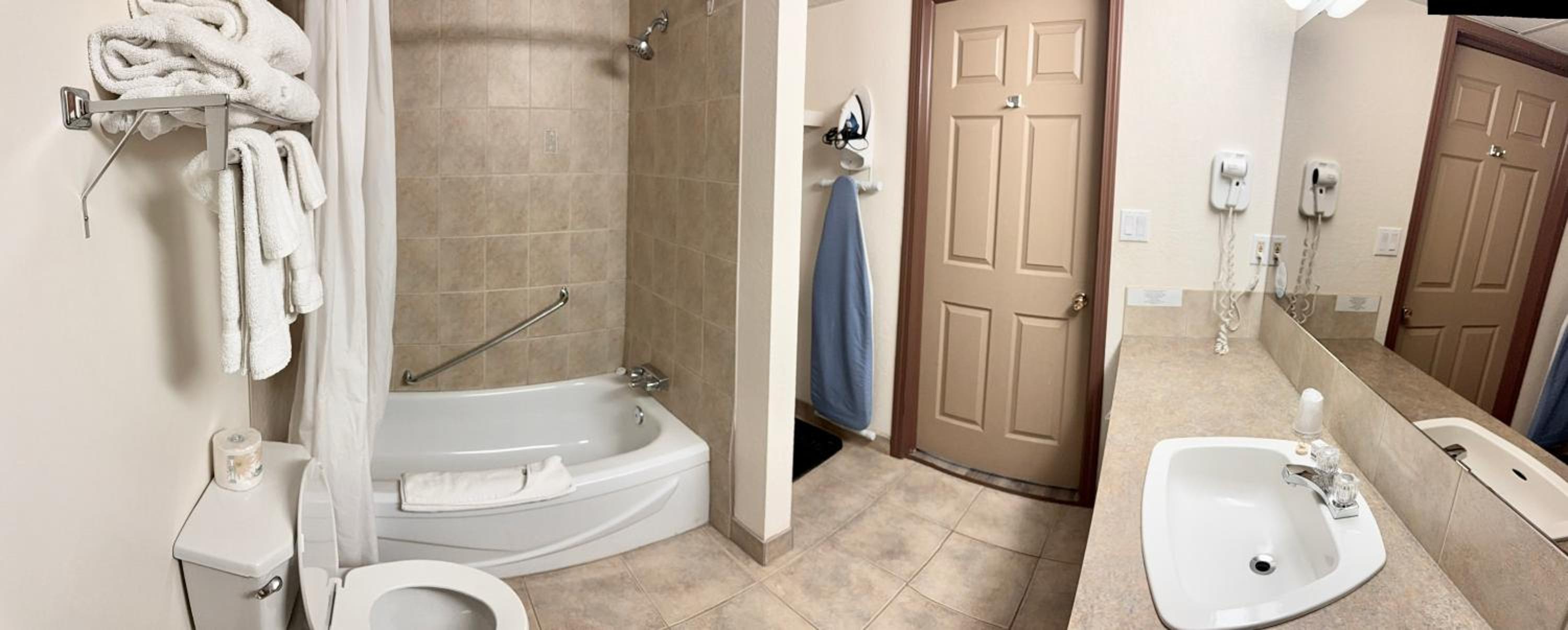 Queen Room with Mobility Access and Bathtub with Grab Bars, Non-Smoking photo 2