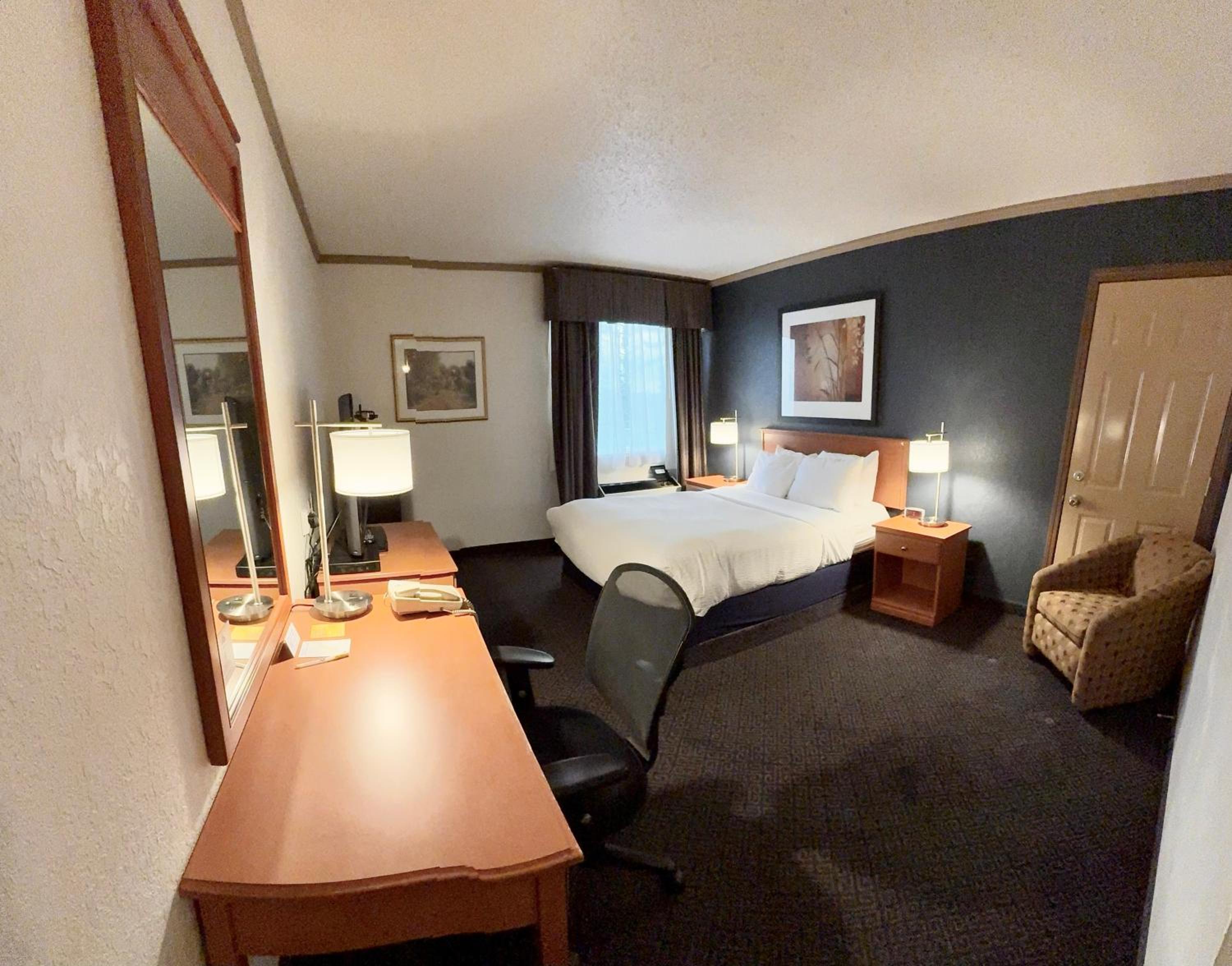 Queen Room - Non-Smoking photo 2