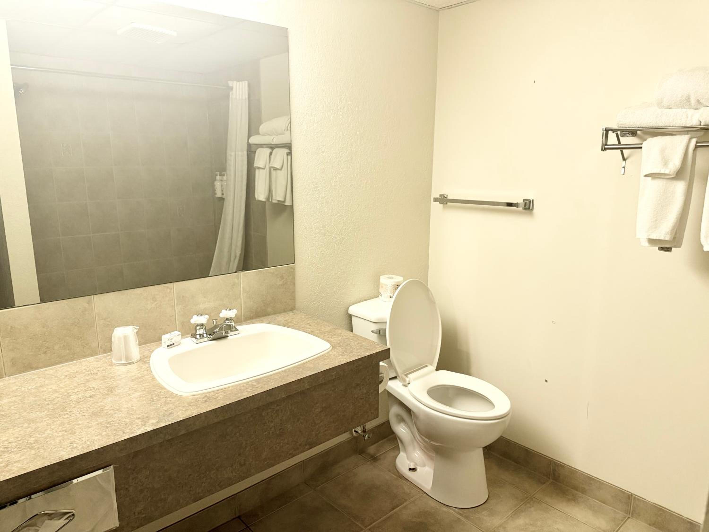 Queen Room - Non-Smoking photo 3