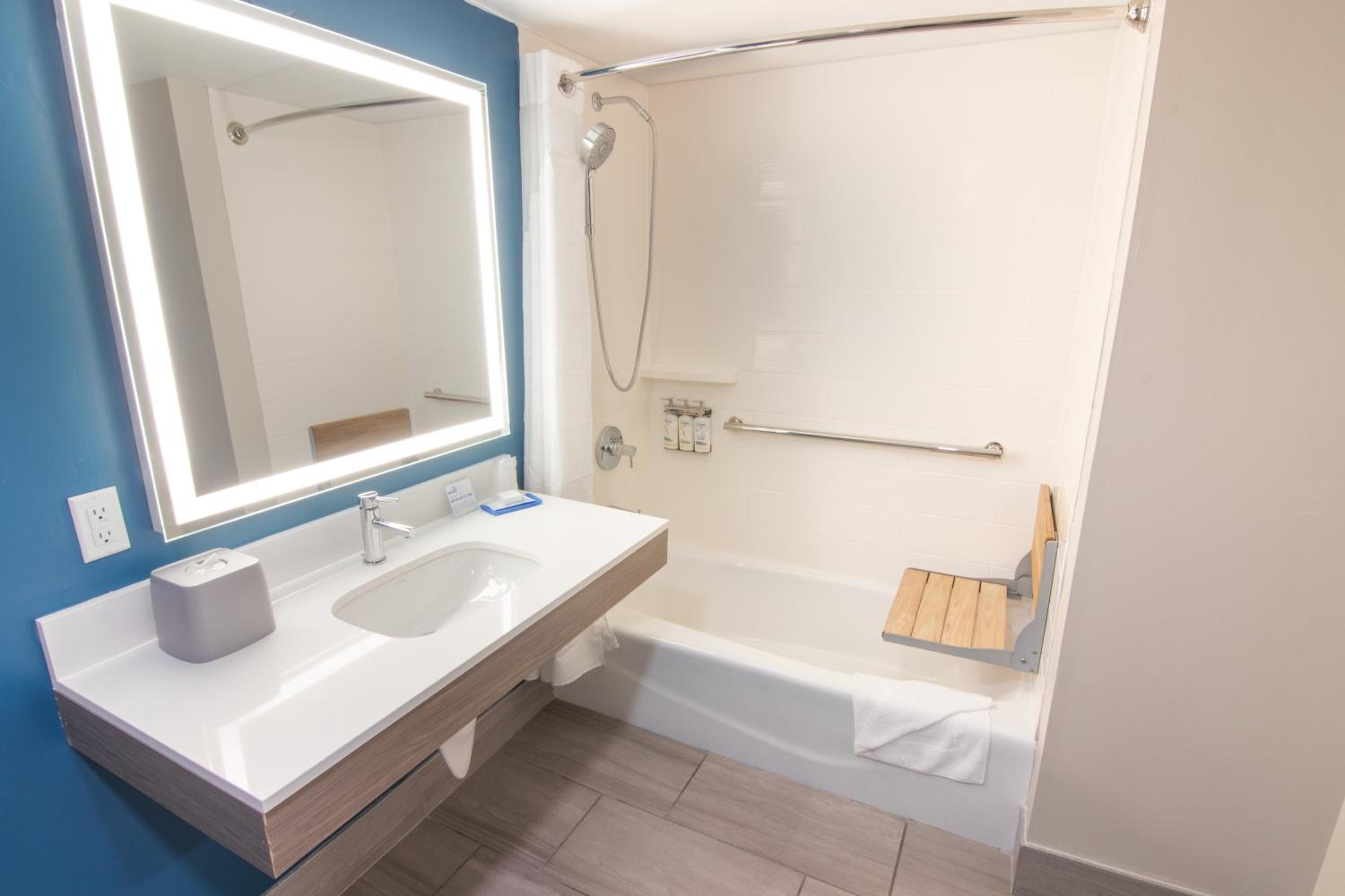 Standard King Room with Mobility Accessible Tub - Photo 4