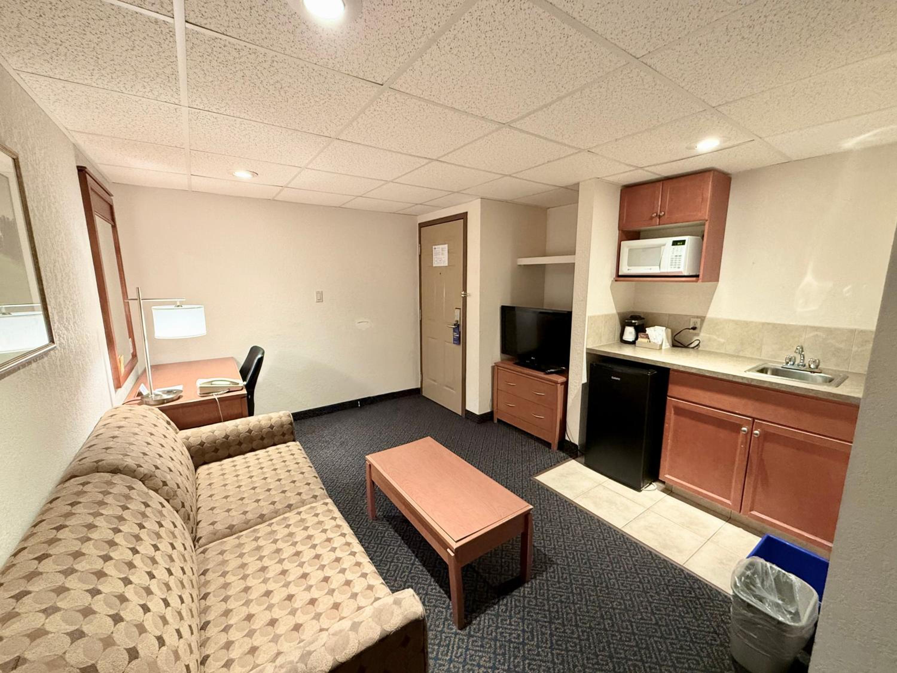 Superior Queen Room with Two Queen Beds - Non-Smoking photo 3