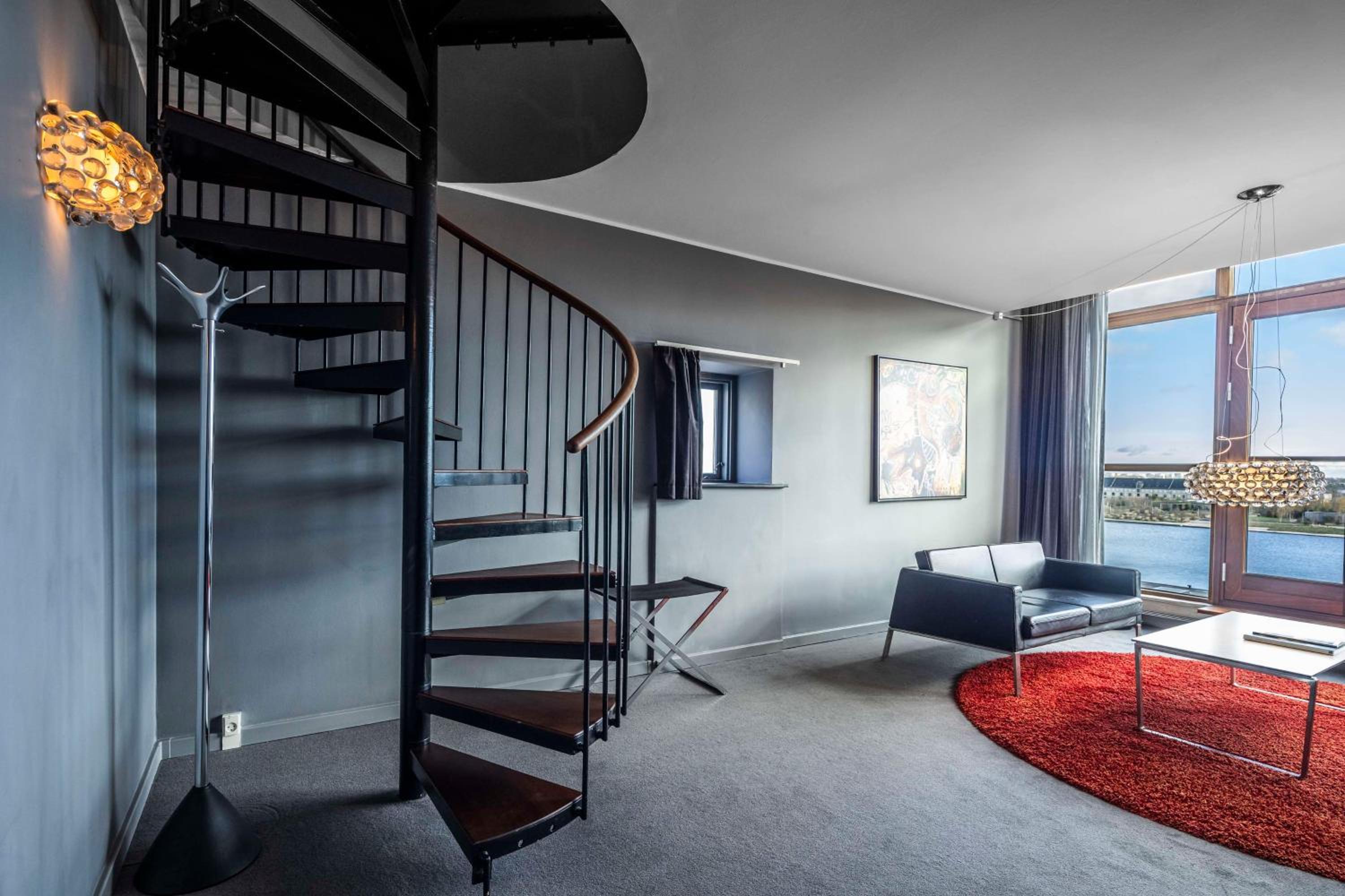 Deluxe Suite with Sea View - Photo 5