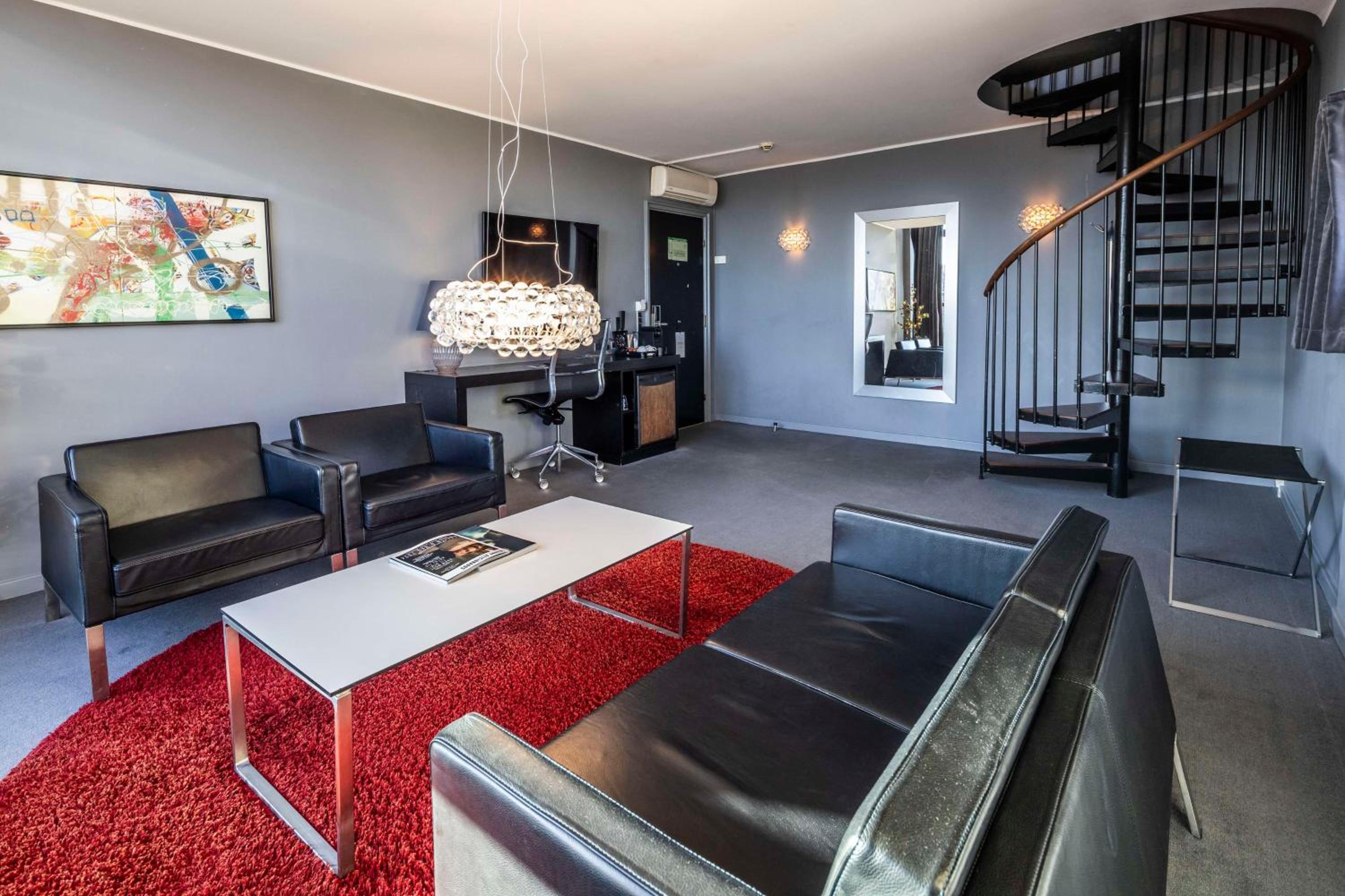 Deluxe Suite with Sea View - Photo 4