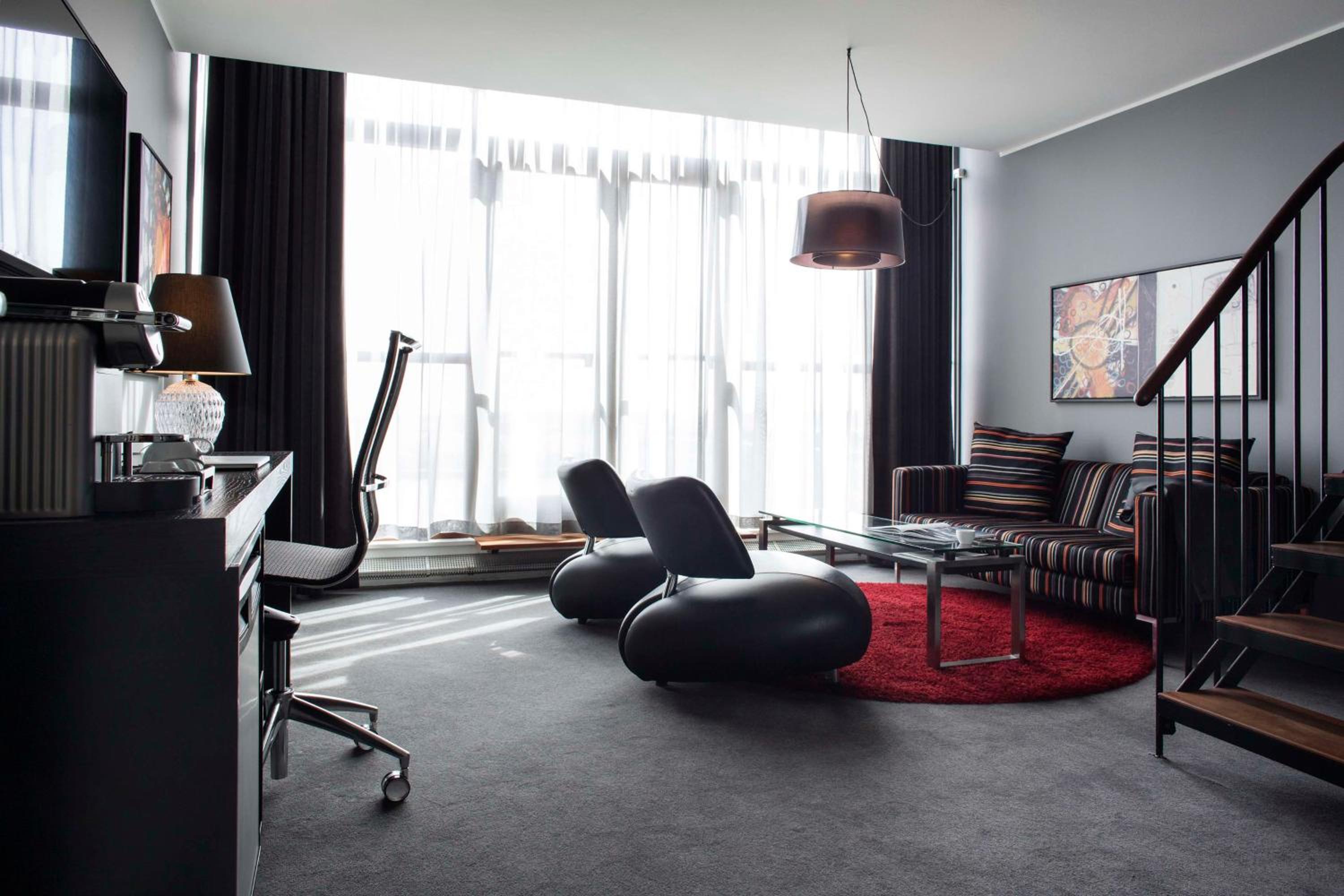 Deluxe Suite with Sea View - Photo 3