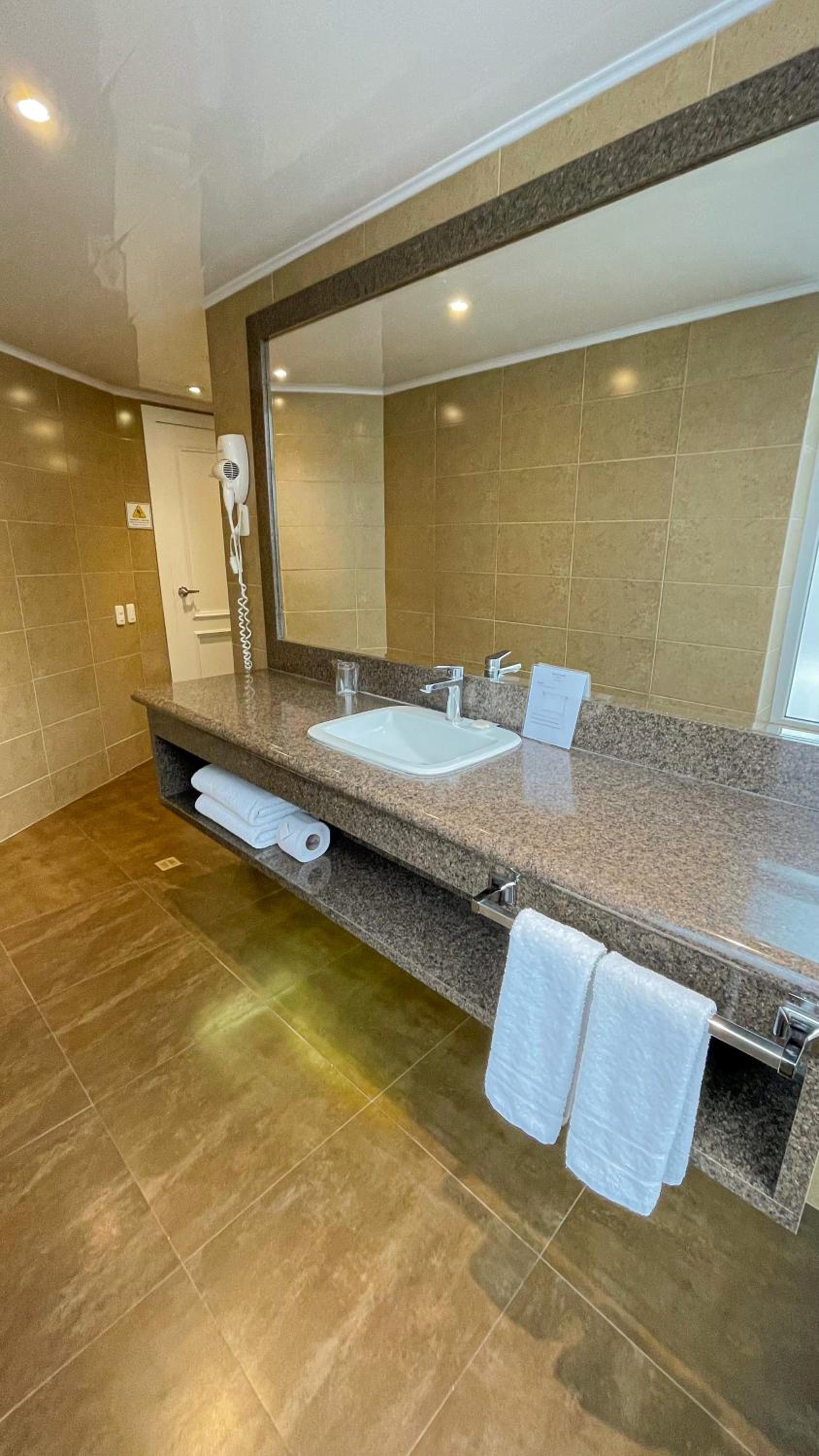 Superior Suite with 2 Single Beds - Photo 16