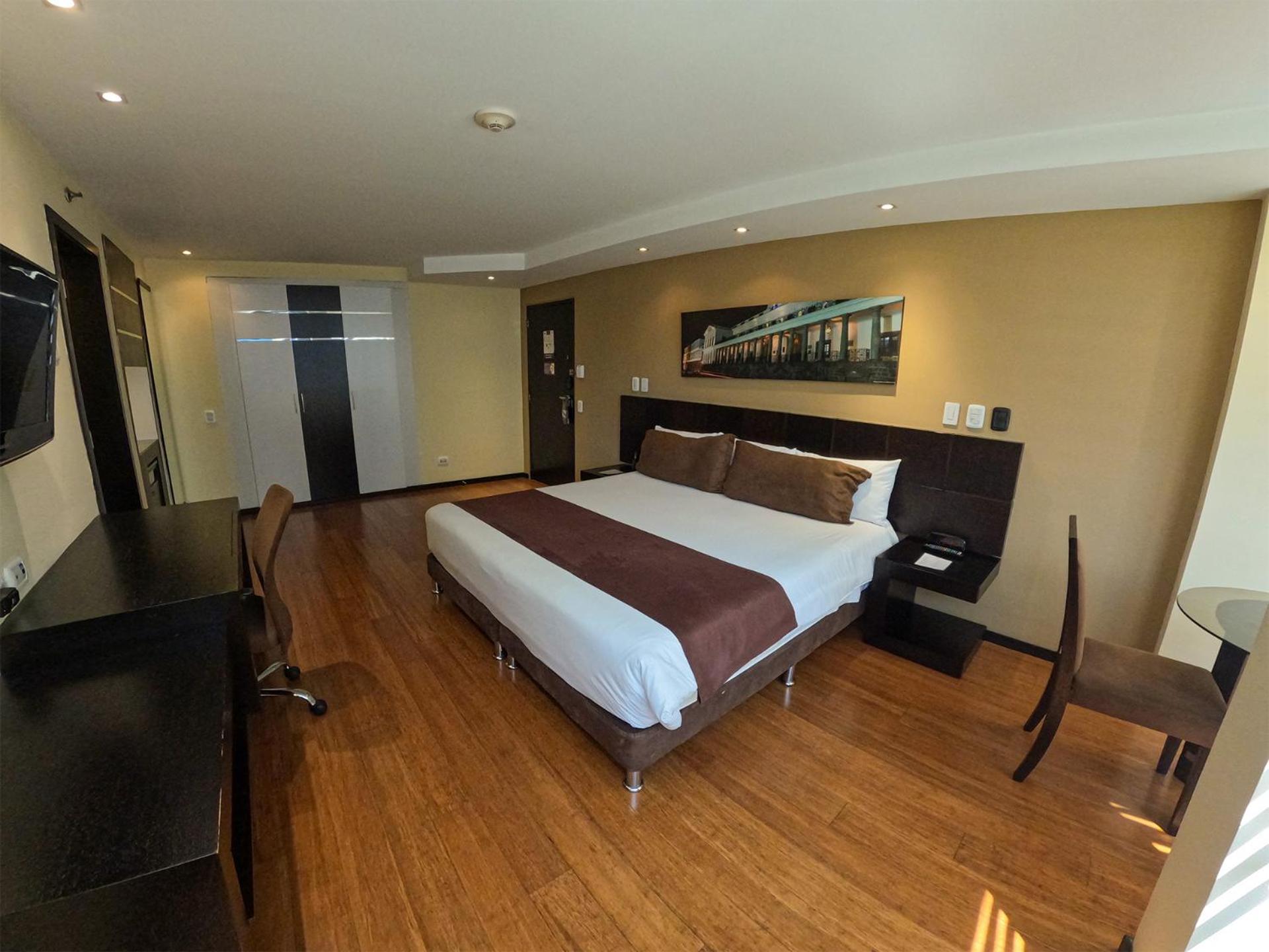 Deluxe King Room - Photo 2